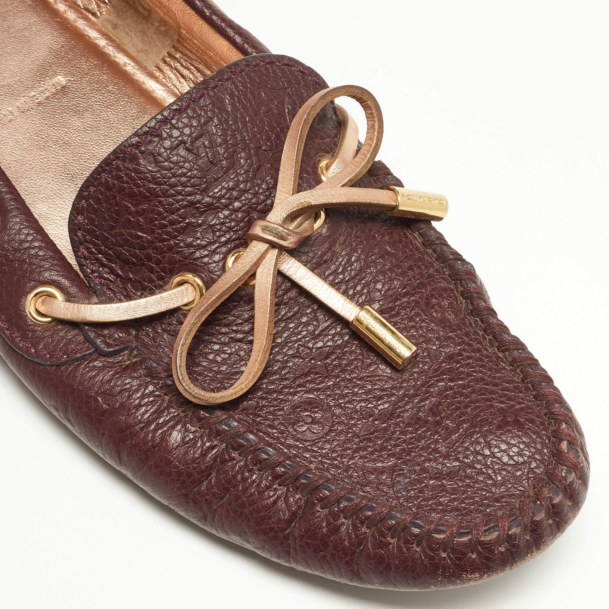 Louis Vuitton Burgundy Monogram Leather Gloria Loafers Size 37.5 In Good Condition For Sale In Dubai, Al Qouz 2
