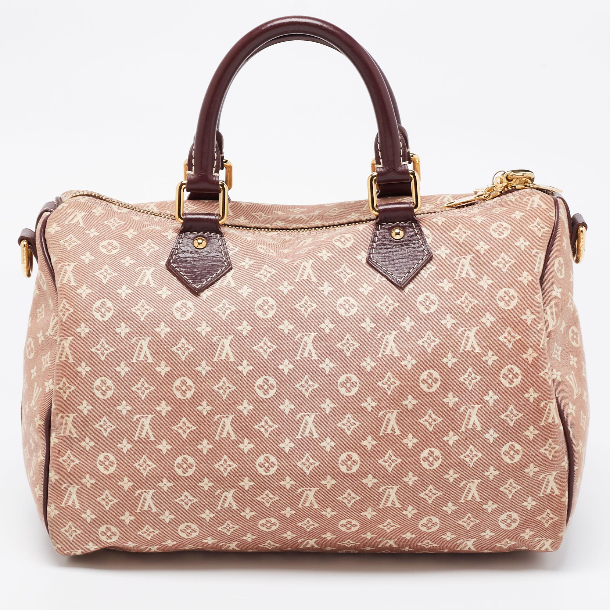Titled as one of the greatest handbags in luxury fashion, this Speedy 30 bag from Louis Vuitton offers unparalleled style and luxury to every woman. It is made from burgundy Monogram Mini Lin canvas into an eye-catchy structure. It comes with