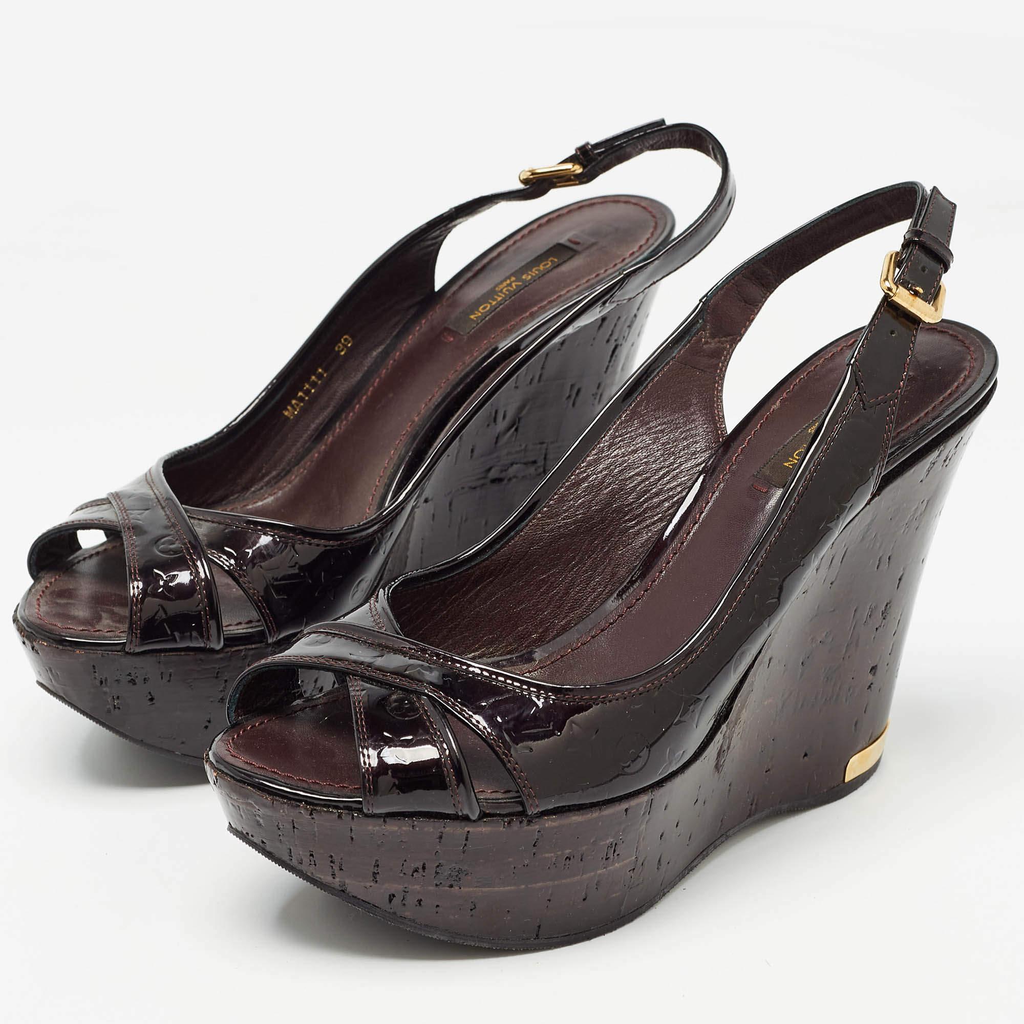 Prova un'esperienza di lusso confortevole indossando questo delizioso paio di sandali di Louis Vuitton. Il paio è stato disegnato con vernice Monogram e dettagliato con hardware in tonalità oro. La zeppa di 12 cm completa il design.