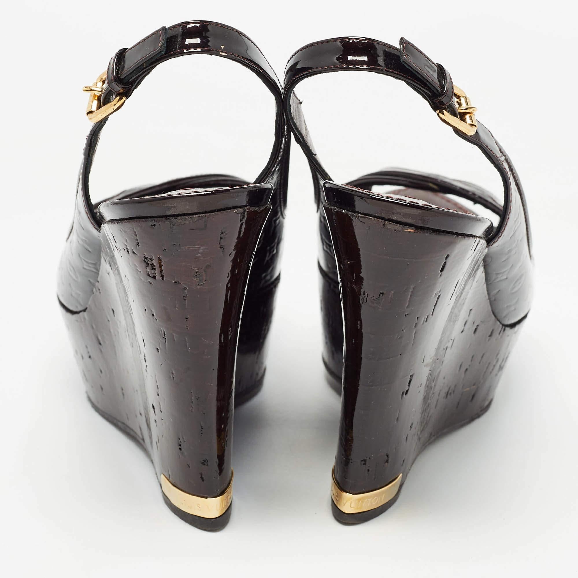 Donna Louis Vuitton Sandali con zeppa Pantheon in pelle verniciata Monogram Borgogna Taglia 39 in vendita