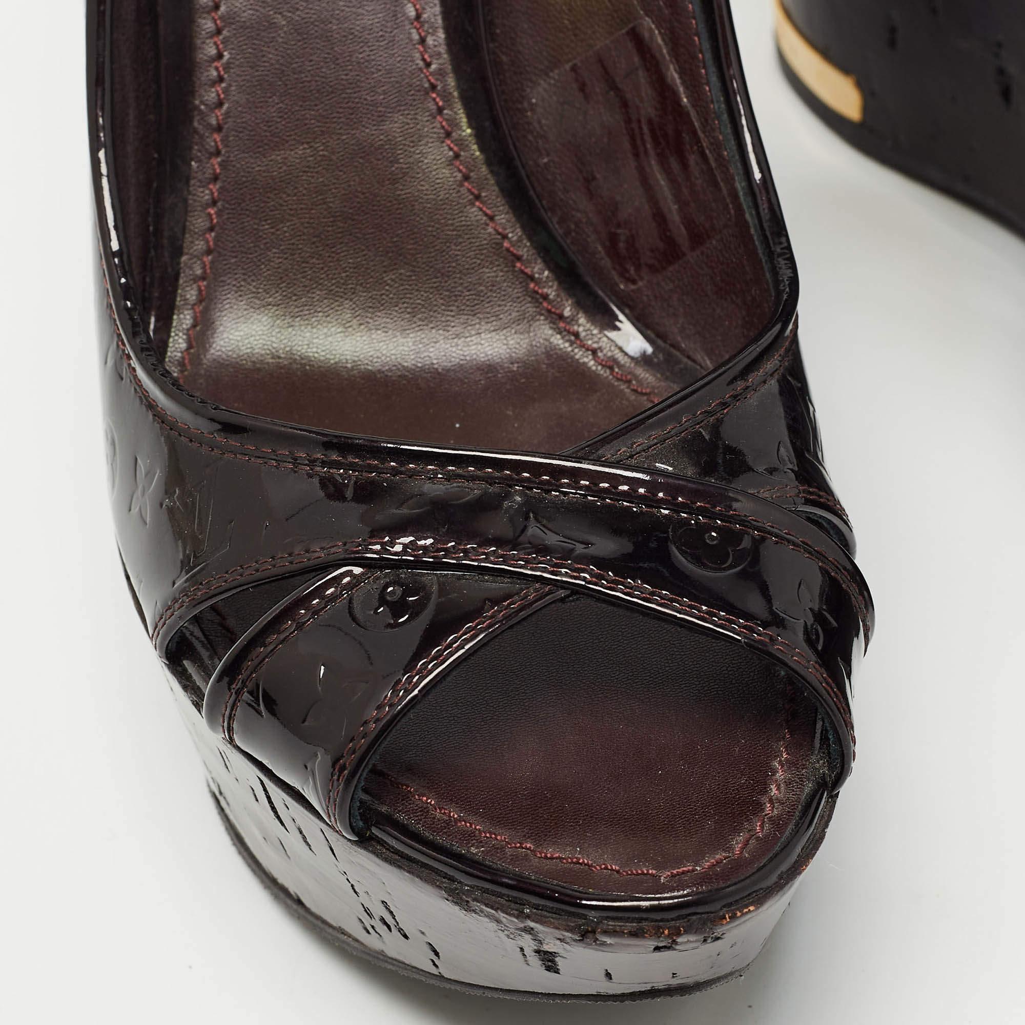 Louis Vuitton Sandali con zeppa Pantheon in pelle verniciata Monogram Borgogna Taglia 39 in vendita 2