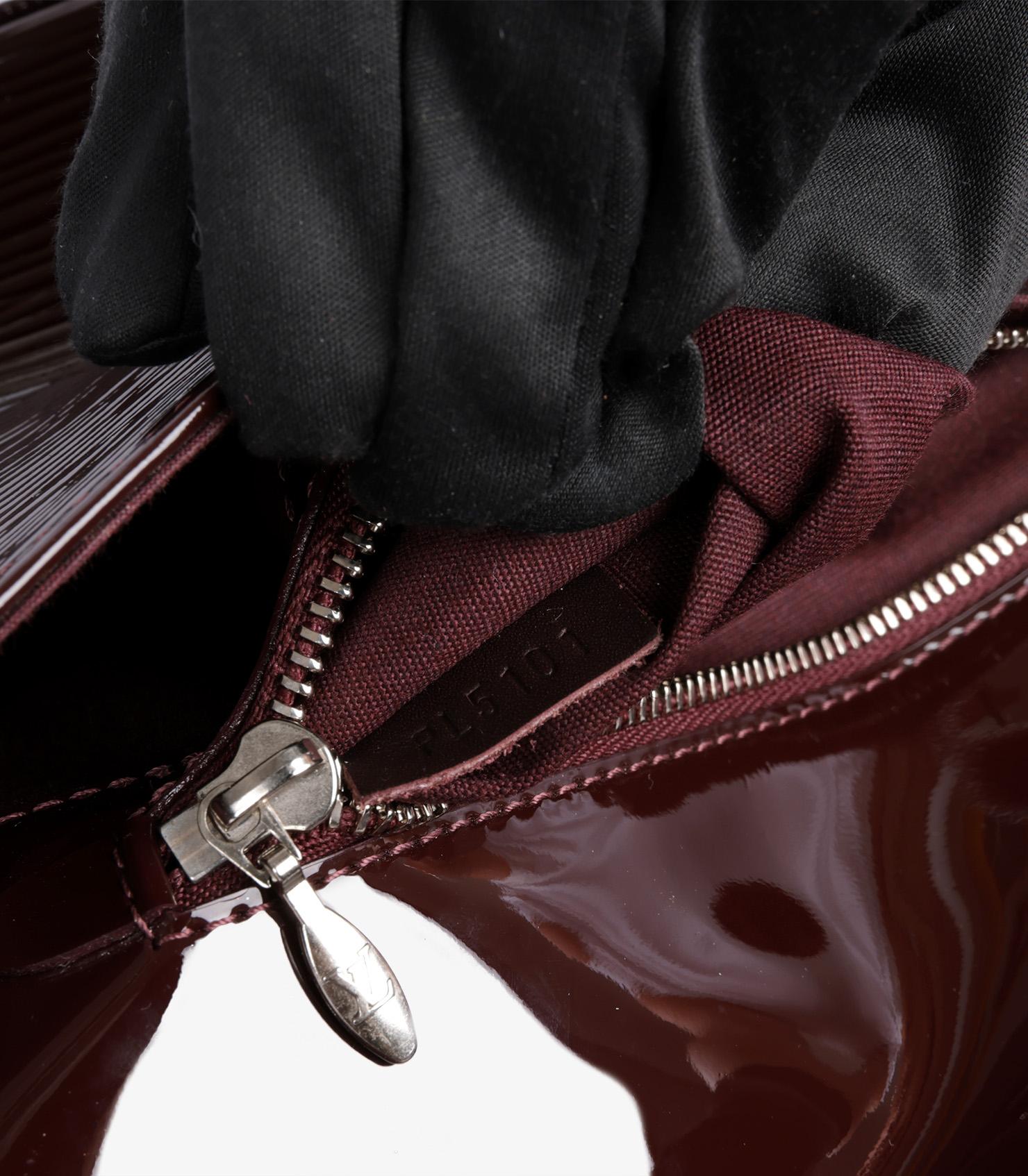 Louis Vuitton pochette Sobe en cuir épi verni bordeaux en vente 3
