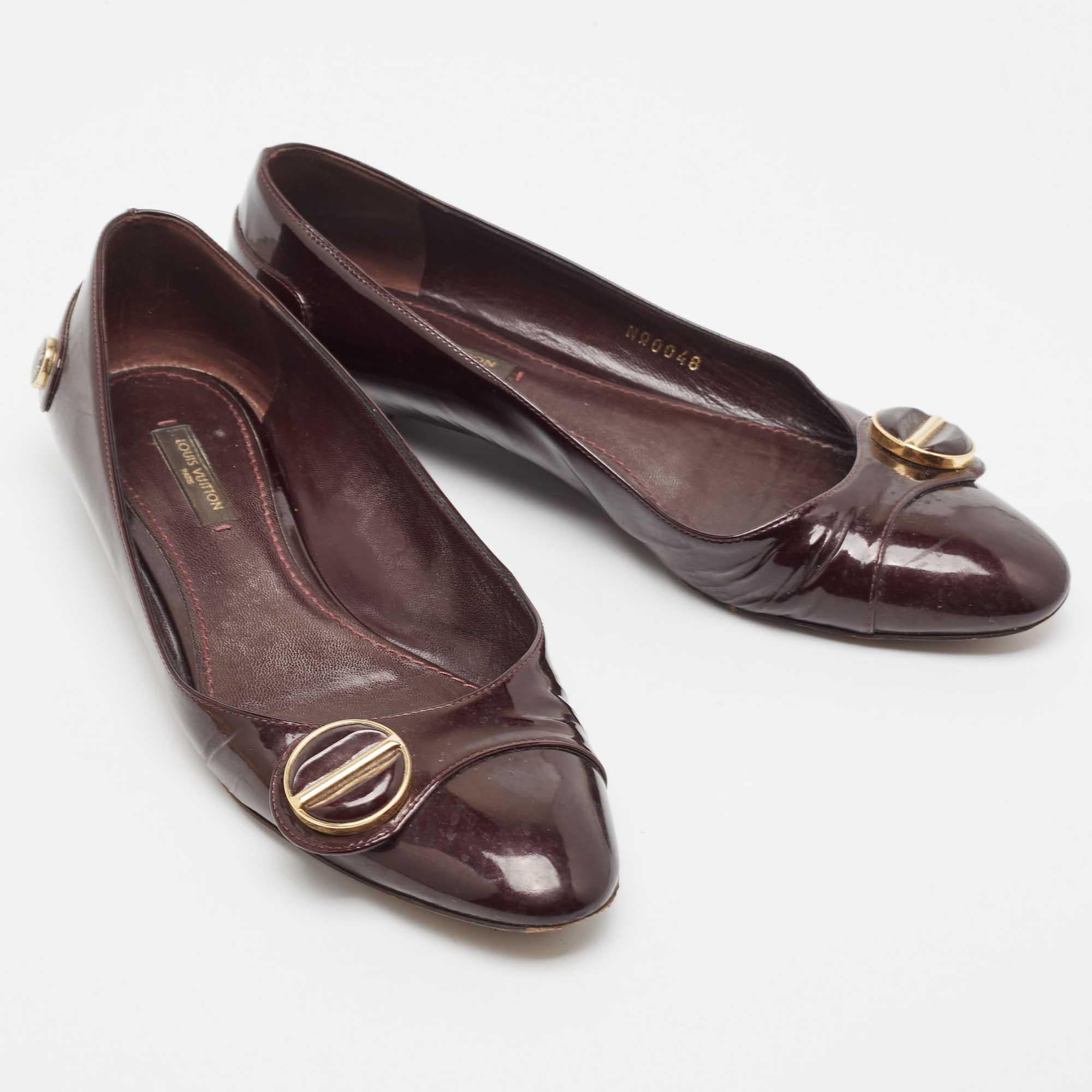 Complete your look by adding these designer ballet flats to your lovely wardrobe. They are crafted skilfully to grant the perfect fit and style.

