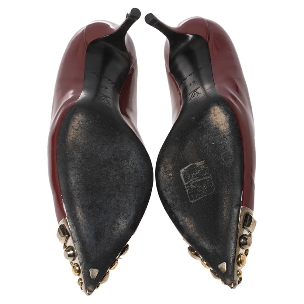 Louis Vuitton Bombas de charol burdeos Bernice tachonado puntera puntiaguda Tamaño 41 en Bueno Estado en Dubai, Al Qouz 2