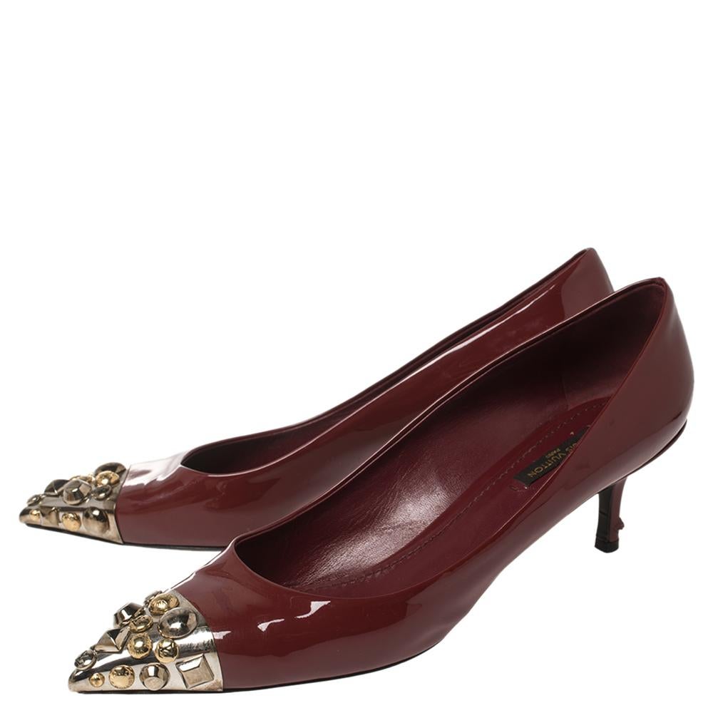 Louis Vuitton Bombas de charol burdeos Bernice tachonado puntera puntiaguda Tamaño 41 2