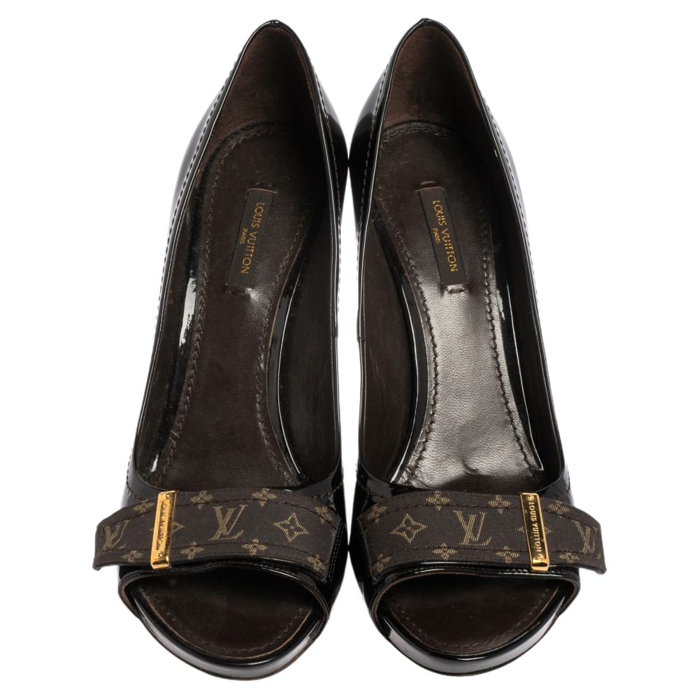 These elegant Louis Vuitton Buci pumps combine both class and comfort. They are crafted from burgundy patent leather in a burgundy hue. These open-toe pumps are accented with monogram canvas straps across the vamps which come with a gold-tone Louis