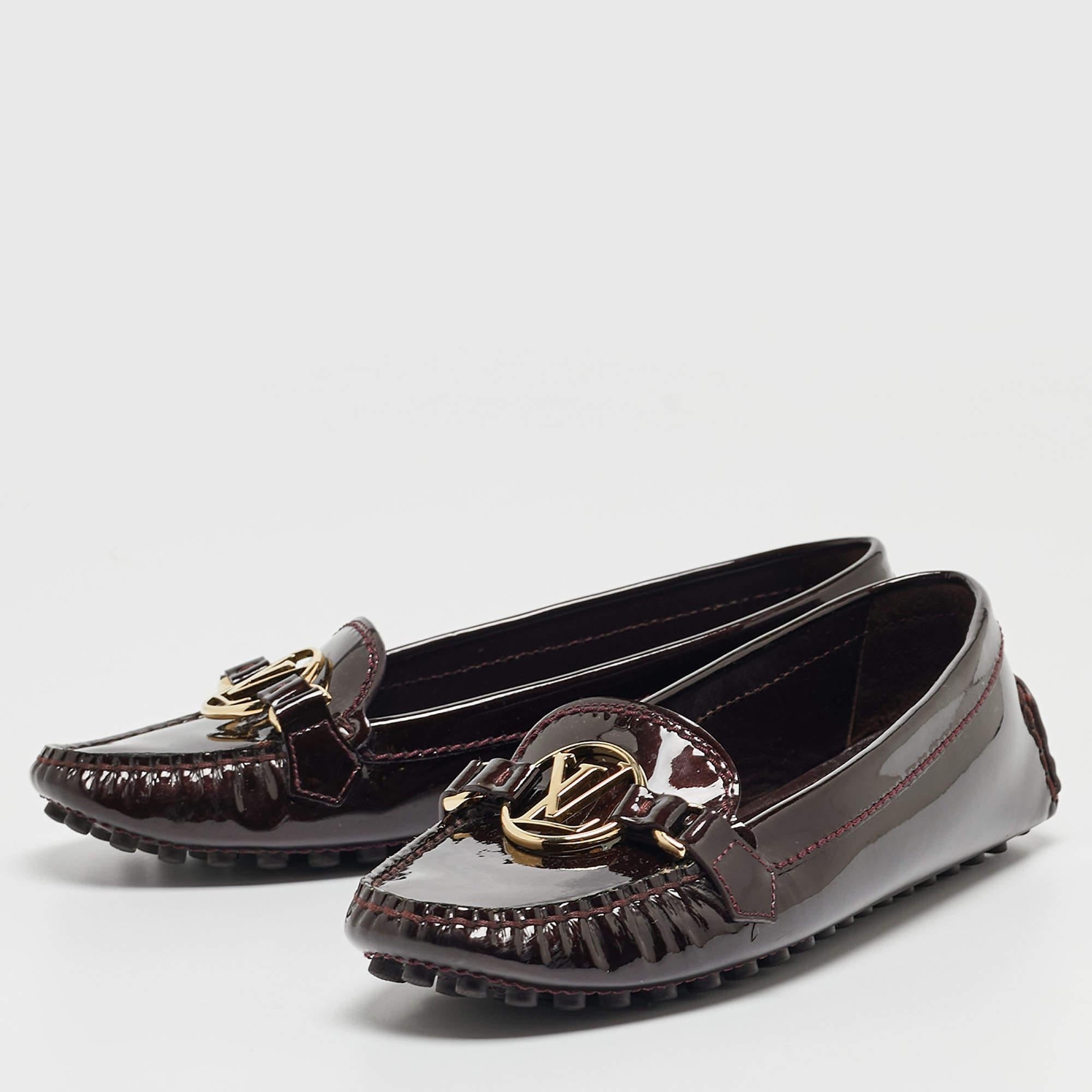 Louis Vuitton Burgunderfarbene Dauphine Loafers aus Lackleder in Burgunderrot Größe 36 Damen im Angebot