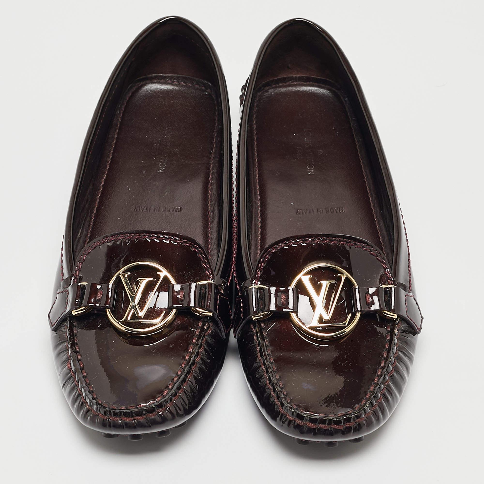Louis Vuitton Burgunderfarbene Dauphine Loafers aus Lackleder in Burgunderrot Größe 36 im Angebot 1