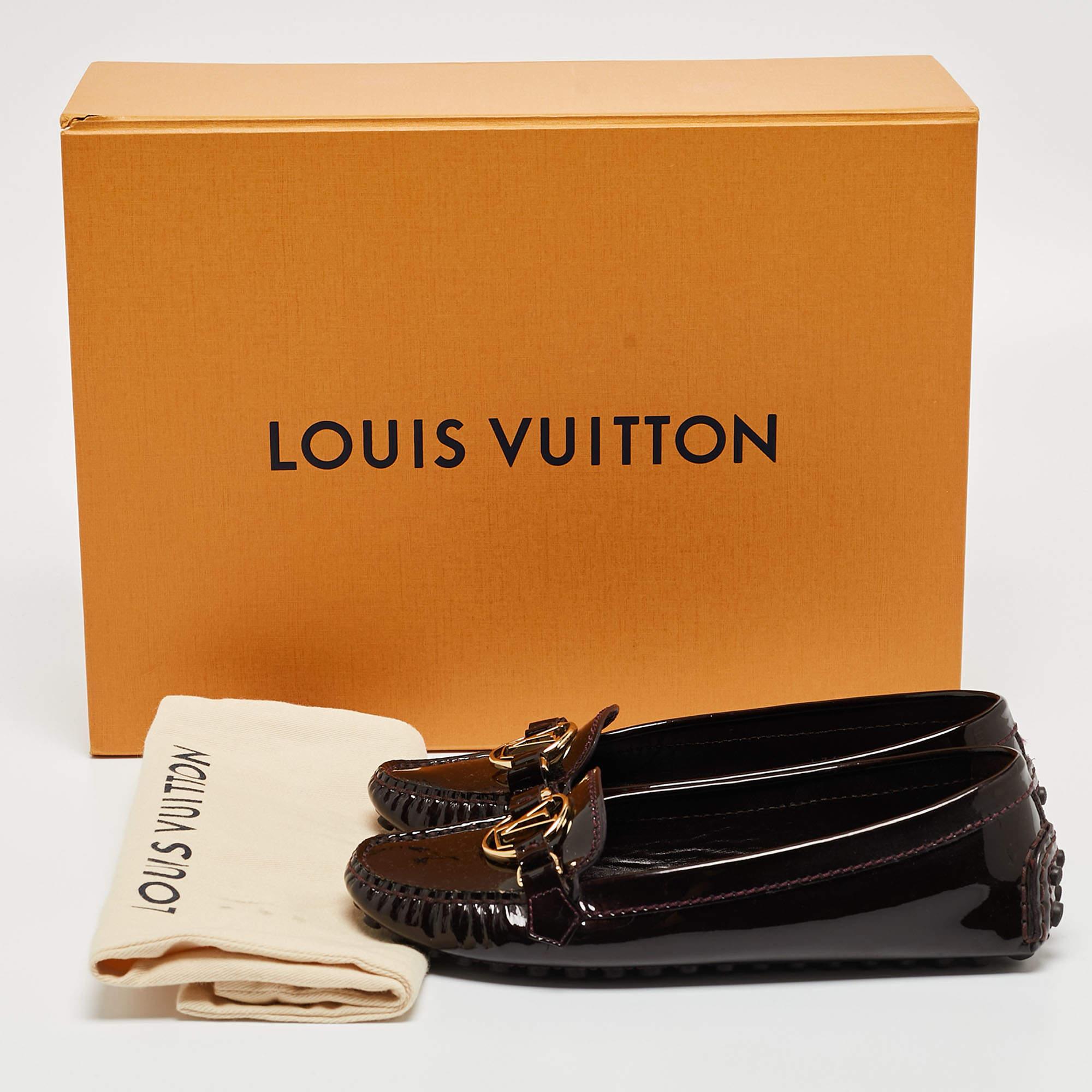 Louis Vuitton Burgunderfarbene Dauphine Loafers aus Lackleder in Burgunderrot Größe 36 im Angebot 2