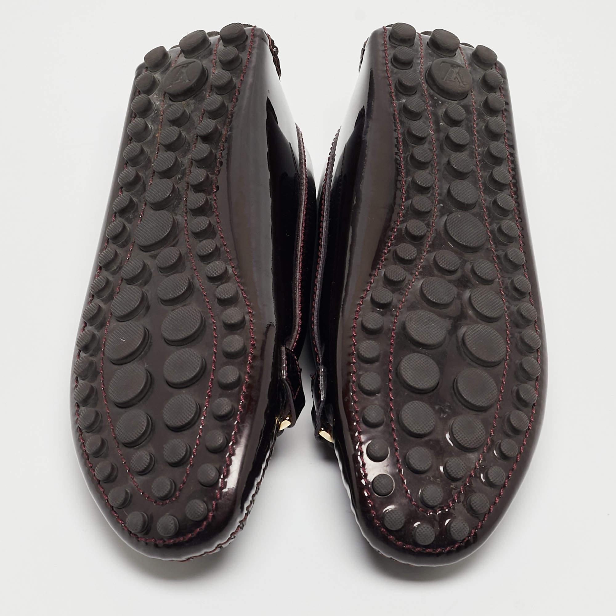 Louis Vuitton Burgunderfarbene Dauphine Loafers aus Lackleder in Burgunderrot Größe 36 im Angebot 3