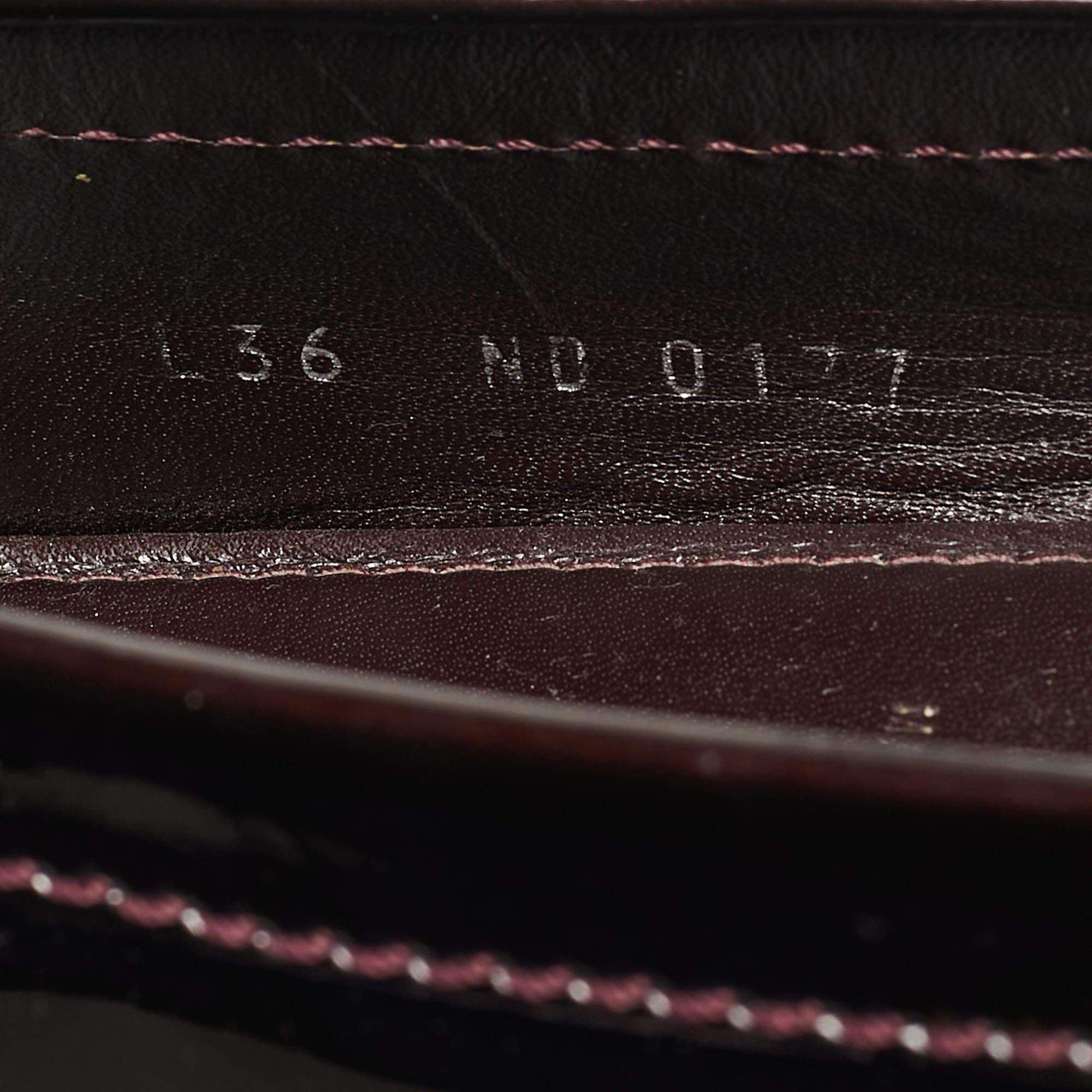 Louis Vuitton Burgunderfarbene Dauphine Loafers aus Lackleder in Burgunderrot Größe 36 im Angebot 4