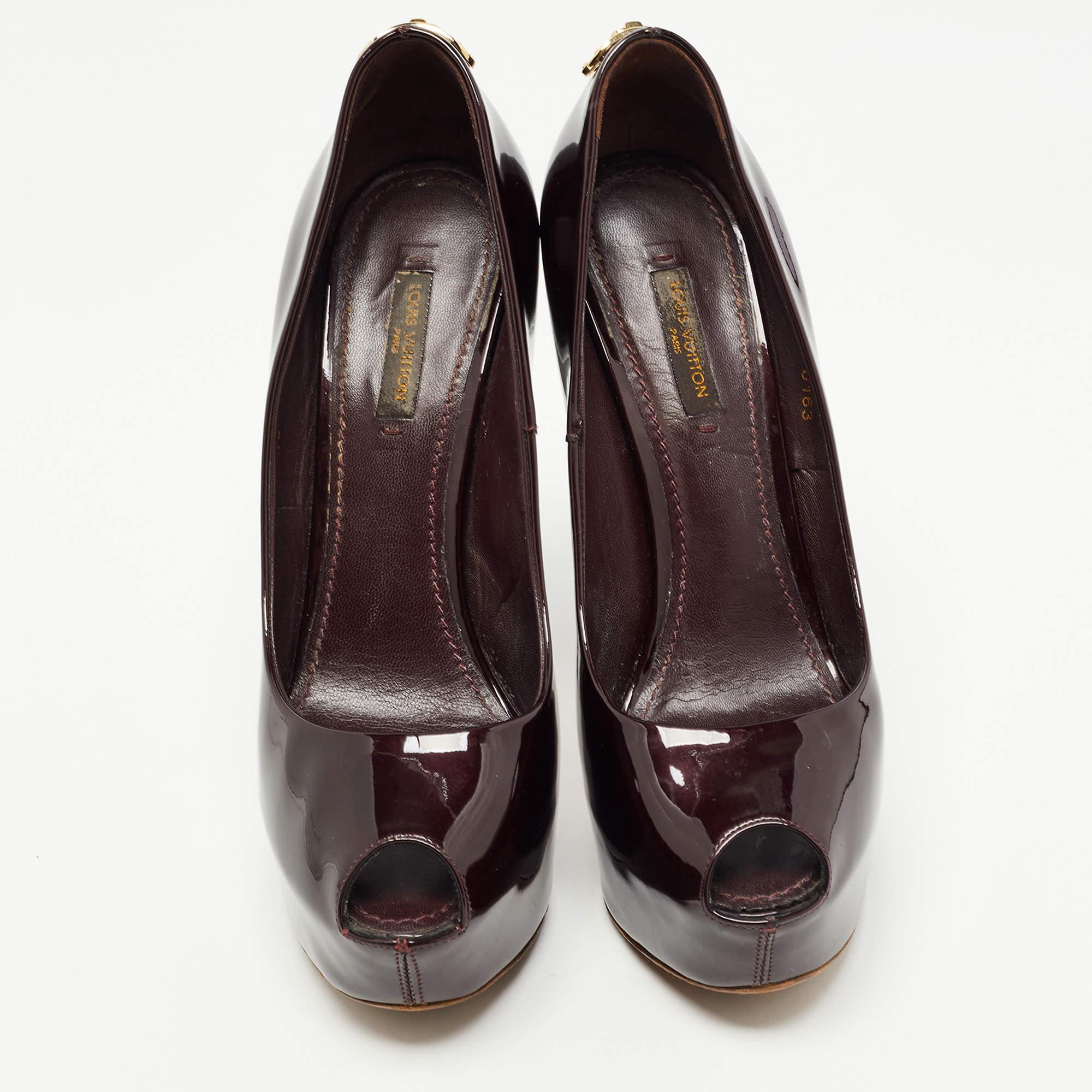 Perfectly sewn and finished to ensure an elegant look and fit, these designer shoes are a purchase you'll love flaunting. They look great on the feet.

Includes: Original Dustbag

 