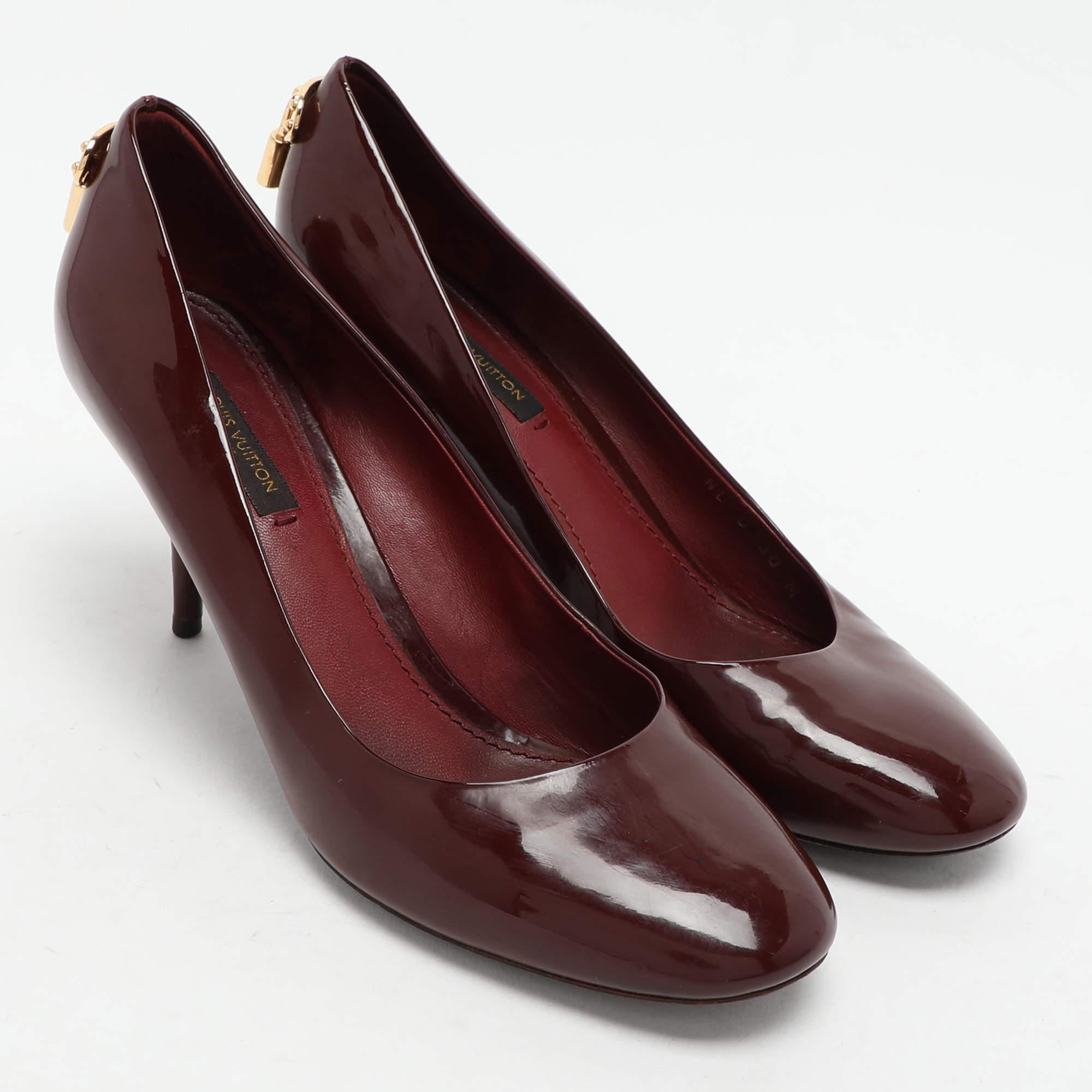 Louis Vuitton charol burdeos ¡Oh, de verdad! Bombas Talla 37.5 en Bastante bueno estado para la venta en Dubai, Al Qouz 2