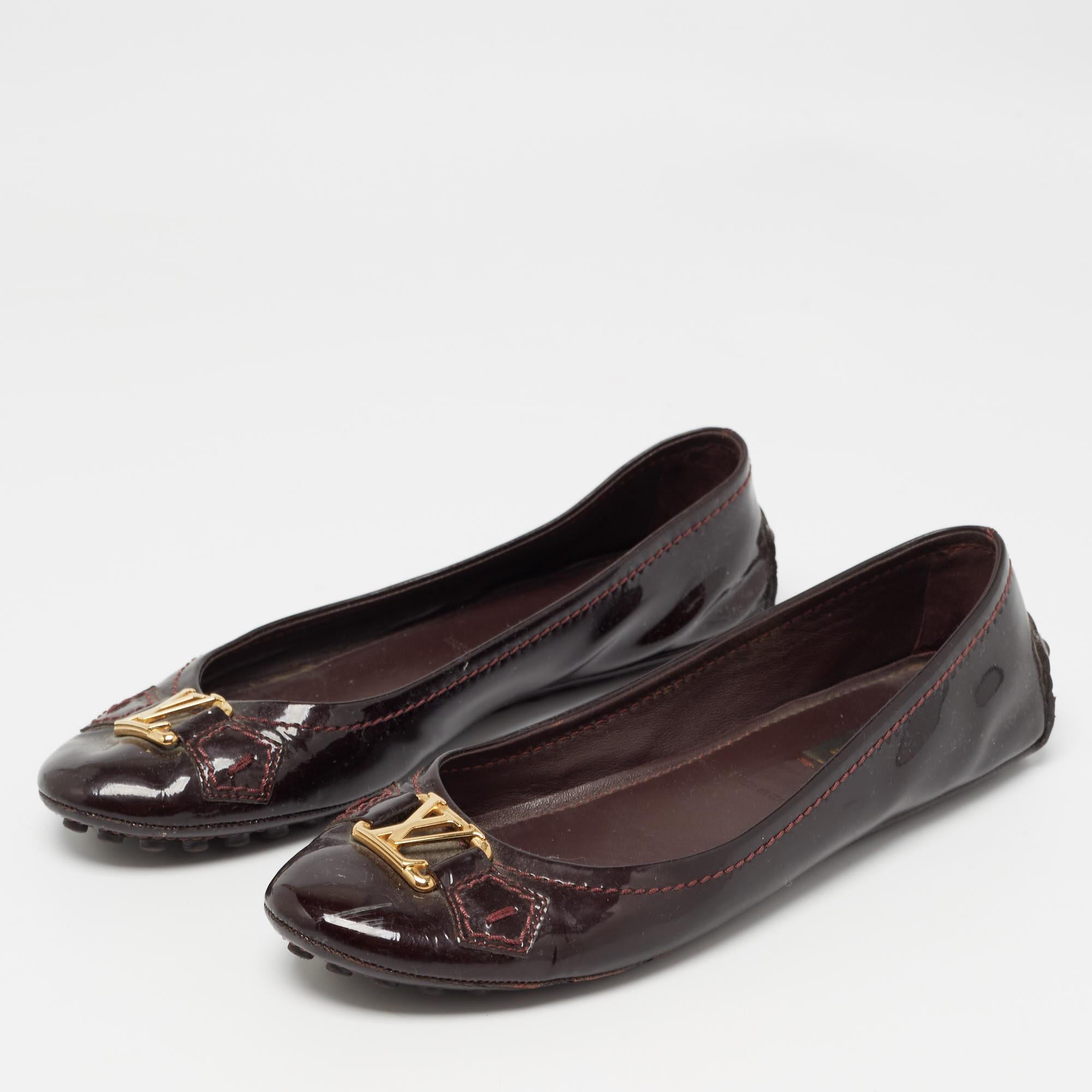 Complete your look by adding these designer ballet flats to your collection of everyday footwear. They are crafted skilfully to grant the perfect fit and style.