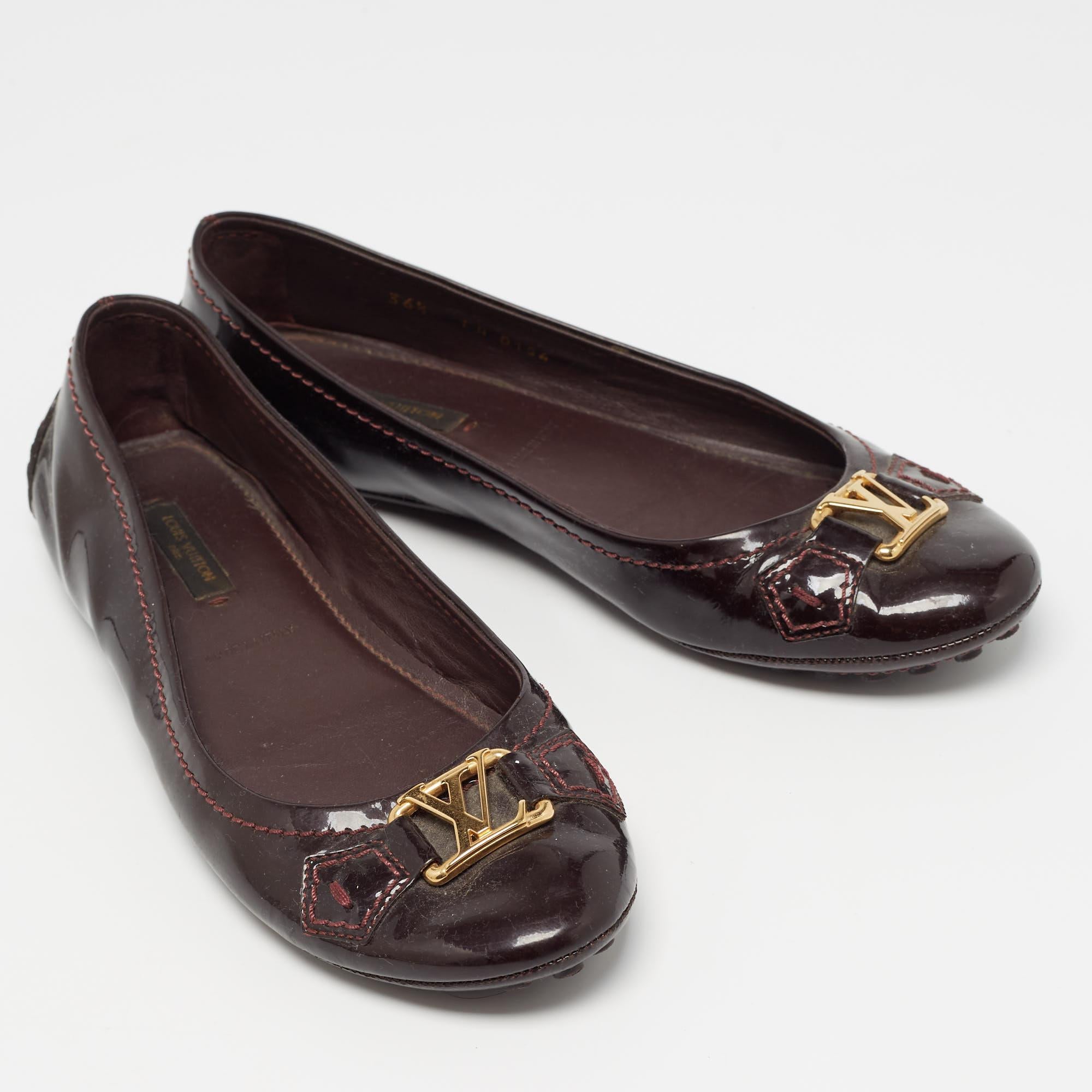 Louis Vuitton Burgundy Patent Leather Oxford Ballet Flats Size 36.5 In Good Condition For Sale In Dubai, Al Qouz 2