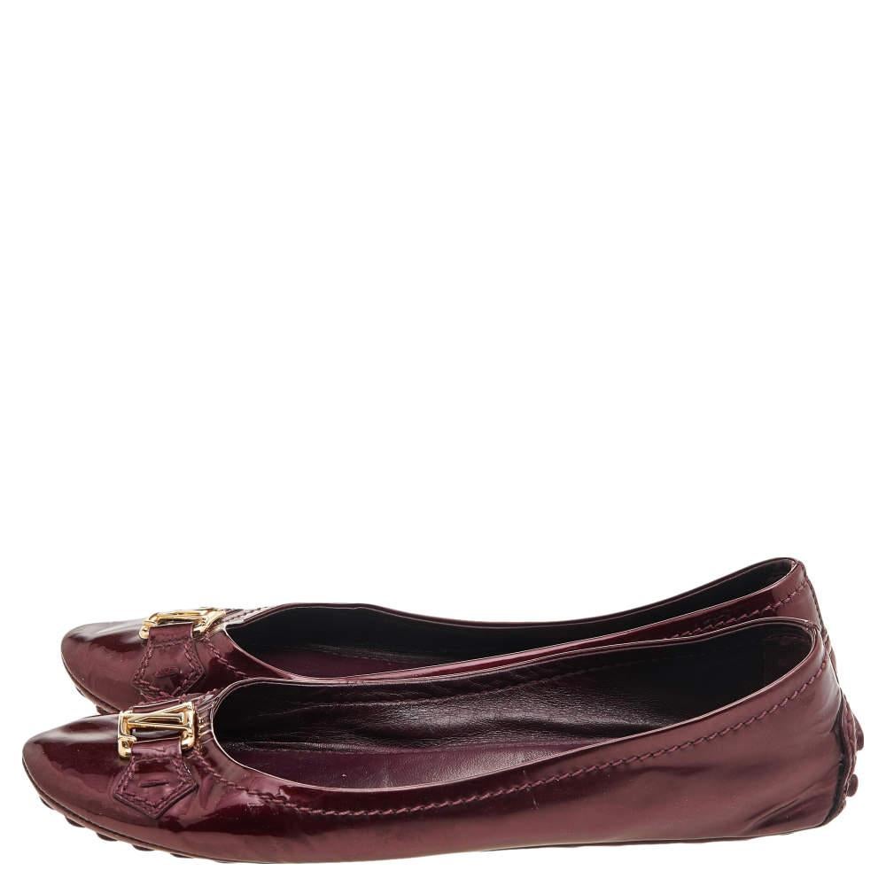 This pair of ballet flats from the house of Louis Vuitton embodies comfort and style in an effortless way. They've been crafted from patent leather and feature the iconic LV in gold-tone on the round toe. The rubber pebbling on the outsole further