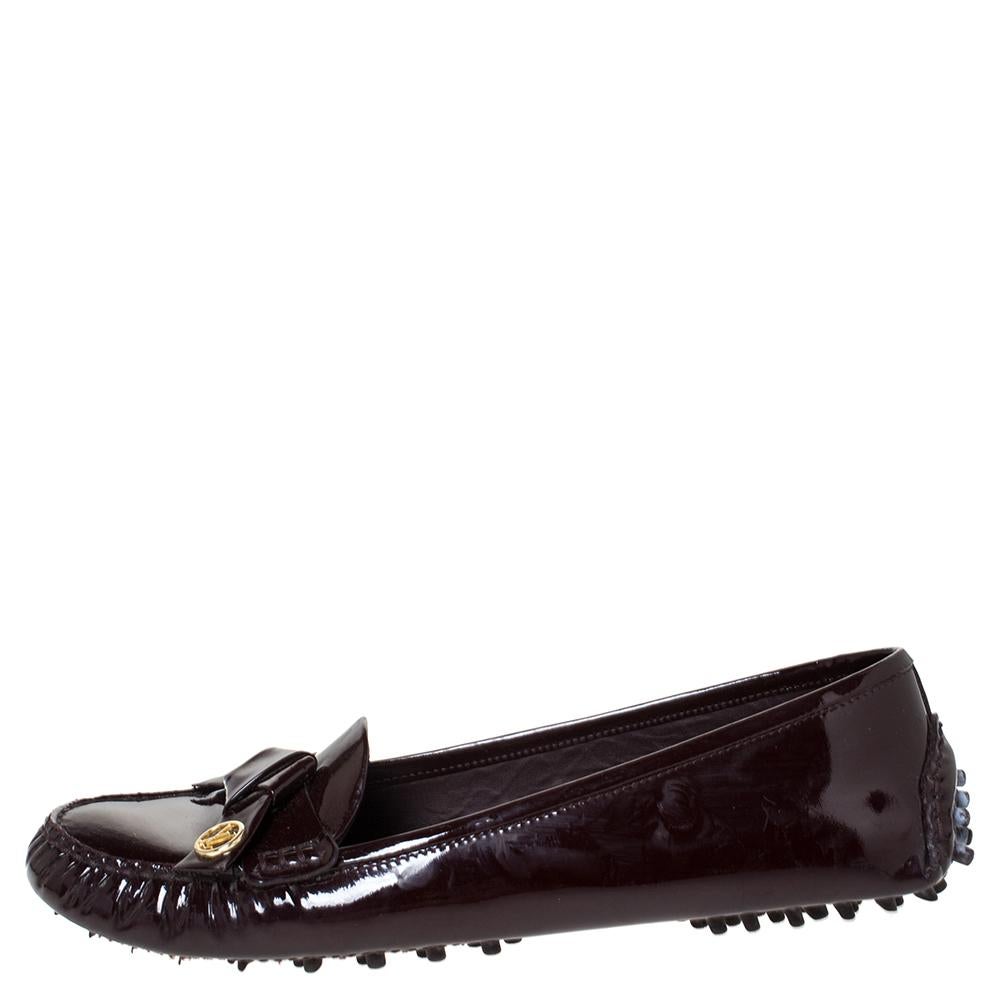 Nail every casual look with this pair of Oxford Driving loafers from Louis Vuitton. Meticulously crafted from patent leather, they feature a pretty burgundy shade, bow accents on the vamps and leather-lined insoles. The loafers are completed with