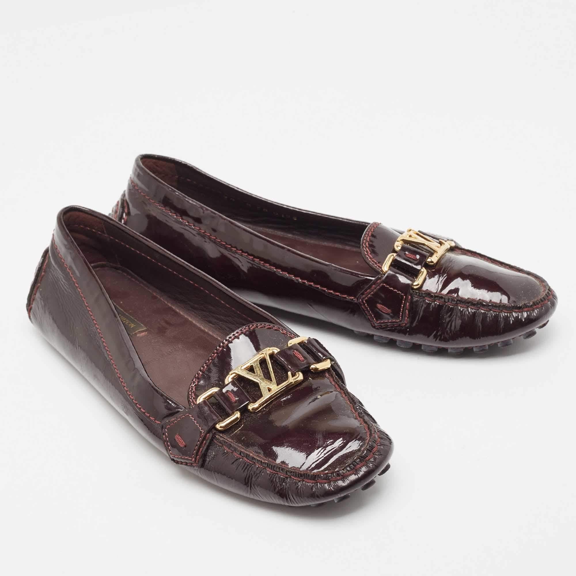 Louis Vuitton Burgundy Patent Leather Oxford Loafers Size 39 In Good Condition For Sale In Dubai, Al Qouz 2
