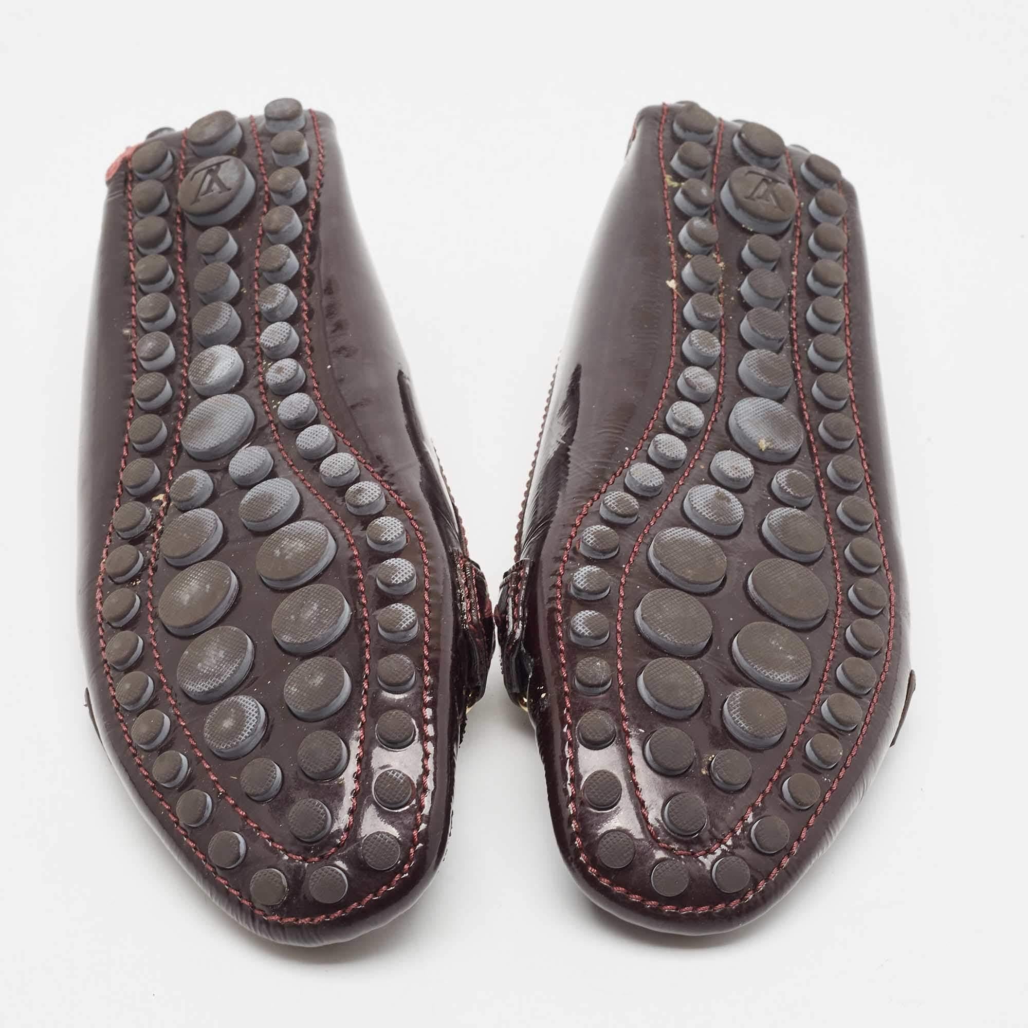 Burgunderfarbene Oxford Loafers von Louis Vuitton aus Lackleder, Größe 39 im Angebot 1