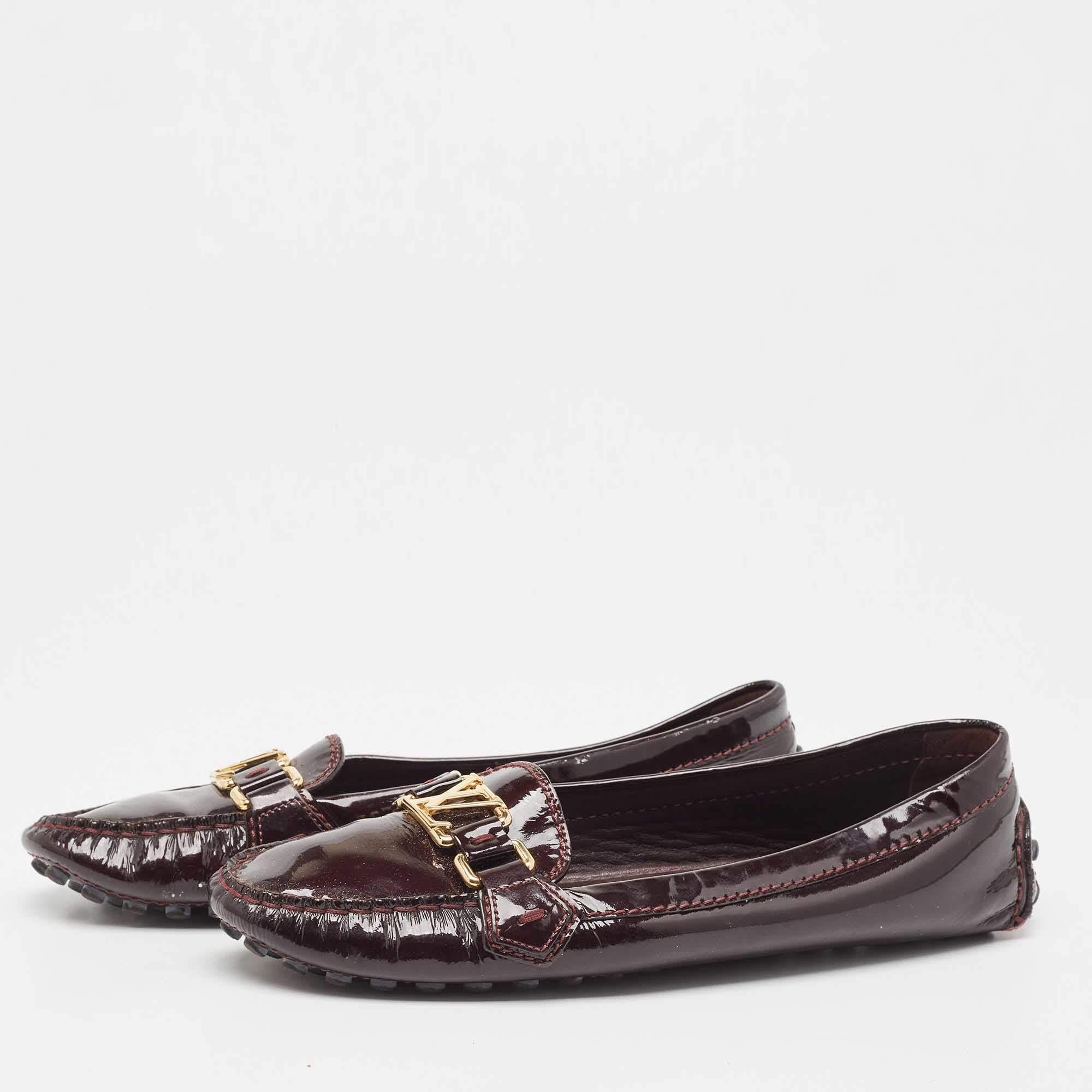 Burgunderfarbene Oxford Loafers von Louis Vuitton aus Lackleder, Größe 39 im Angebot 2