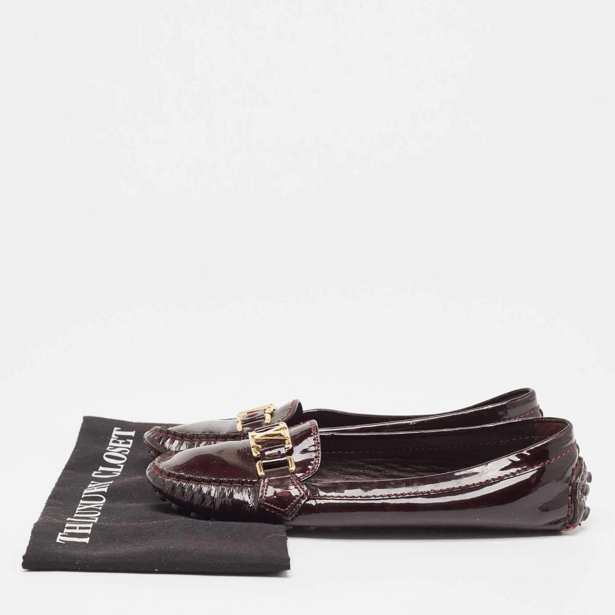 Burgunderfarbene Oxford Loafers von Louis Vuitton aus Lackleder, Größe 39 im Angebot 5
