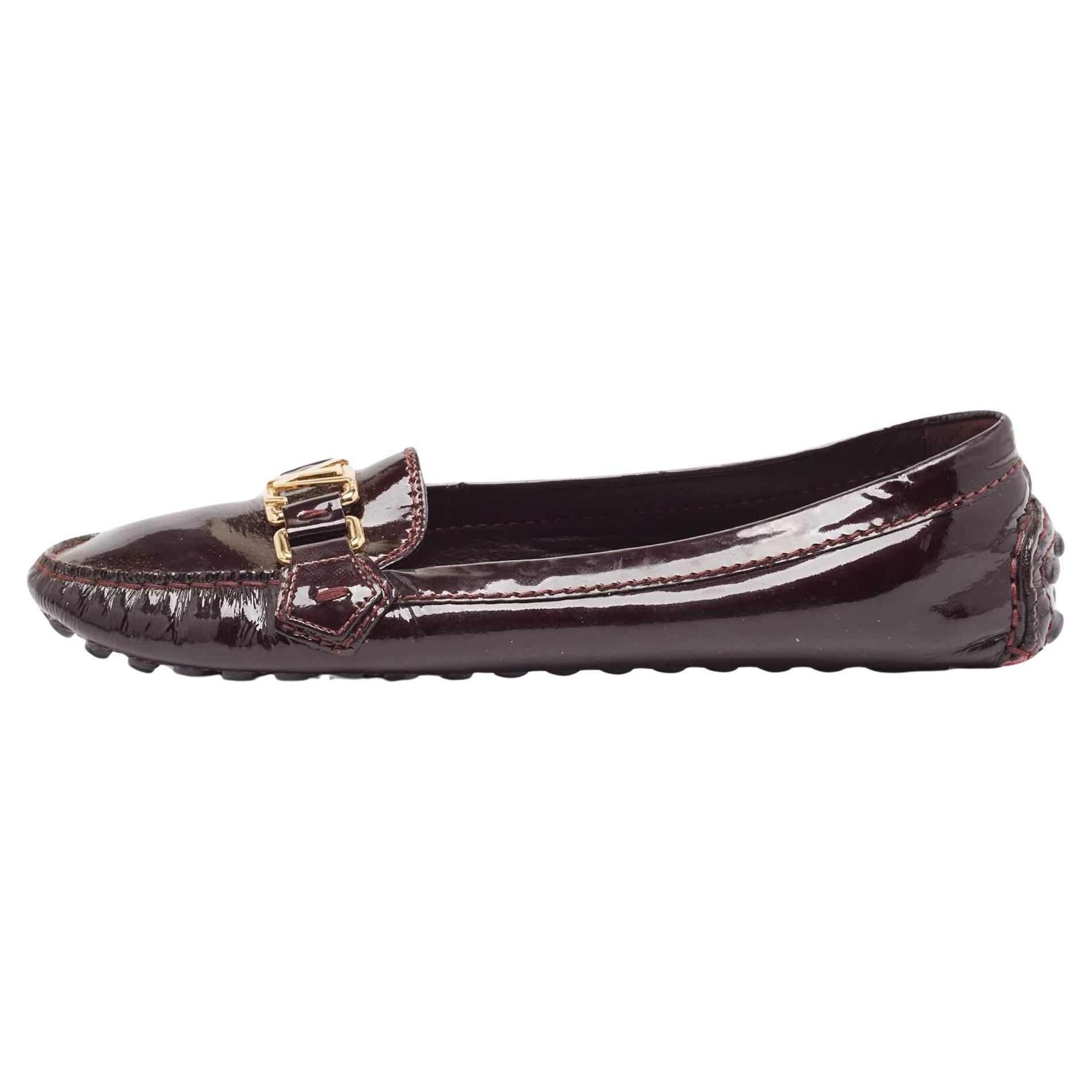 Burgunderfarbene Oxford Loafers von Louis Vuitton aus Lackleder, Größe 39 im Angebot