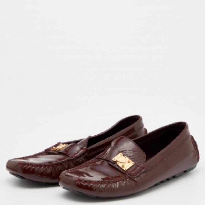 If you wish to move in style, then these Louis Vuitton loafers are an ideal option for you. Constructed from patent leather, in a burgundy hue, they display a buckle design in gold tone and neat stitching details. The leather and rubber soles