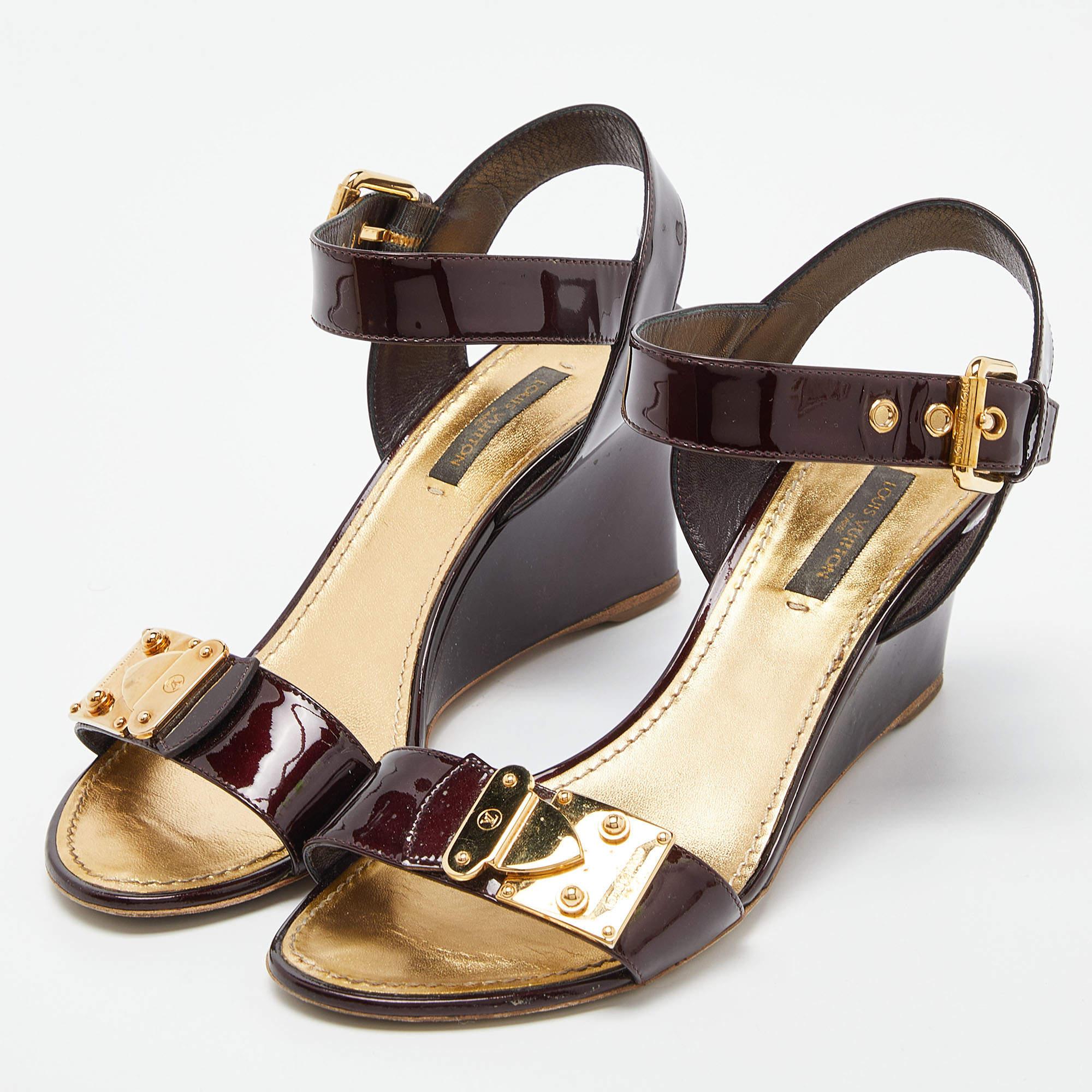 Louis Vuitton Burgundy Patent Leather Wedge Ankle Strap Sandals Size 37 In Good Condition For Sale In Dubai, Al Qouz 2