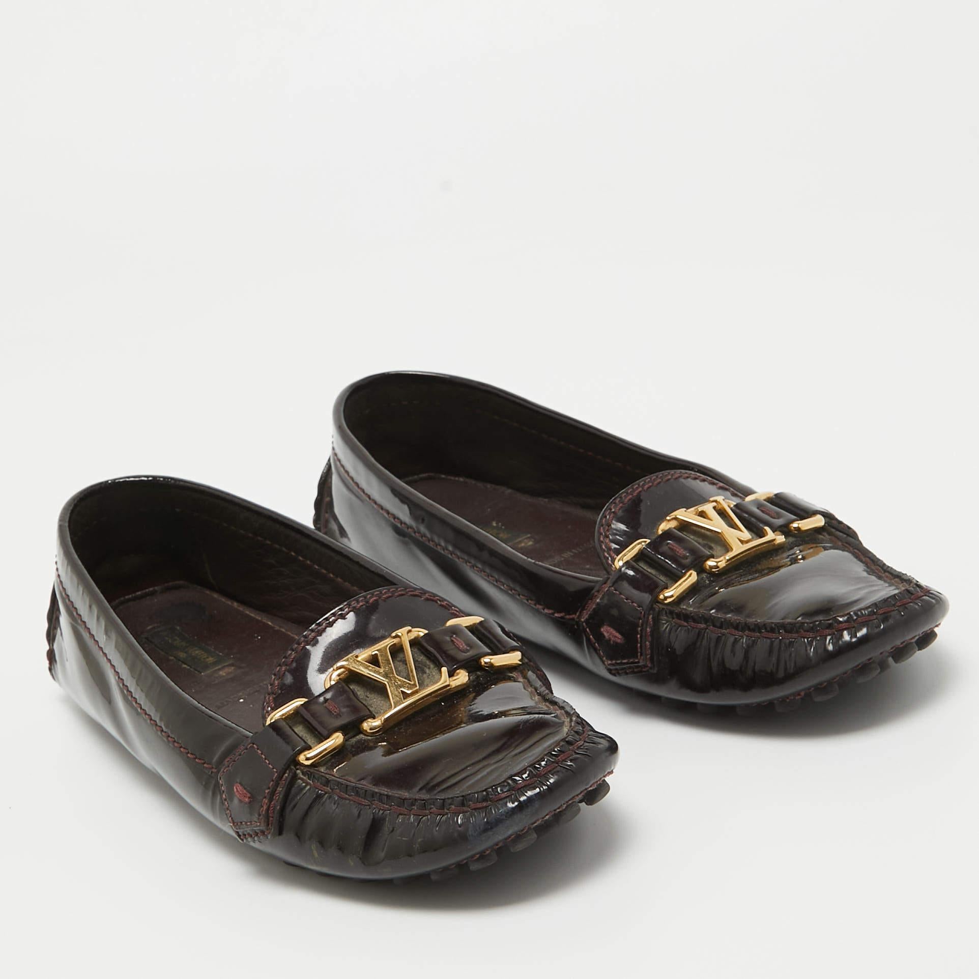 Louis Vuitton Burgundy Patent Oxford Loafers Size 36.5 In Fair Condition For Sale In Dubai, Al Qouz 2