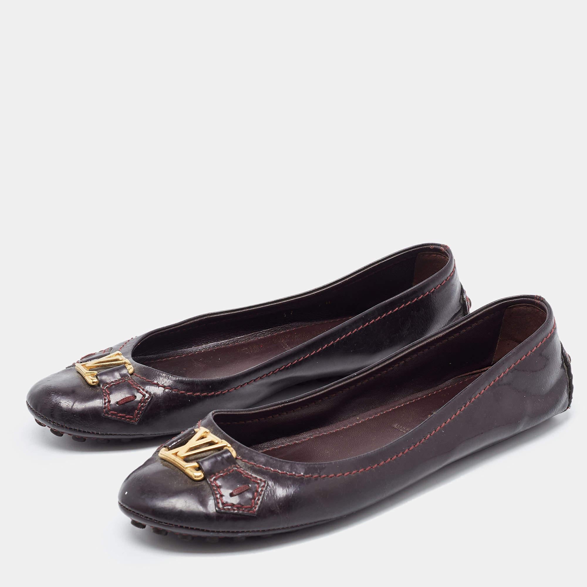 Mit diesen Loafers von Louis Vuitton genießen Sie Komfort und mühelosen Stil. Die aus bordeauxfarbenem Lackleder gefertigten Loafer zeichnen sich durch ein schönes Obermaterial, strapazierfähige Sohlen und eine bequeme Passform aus.


