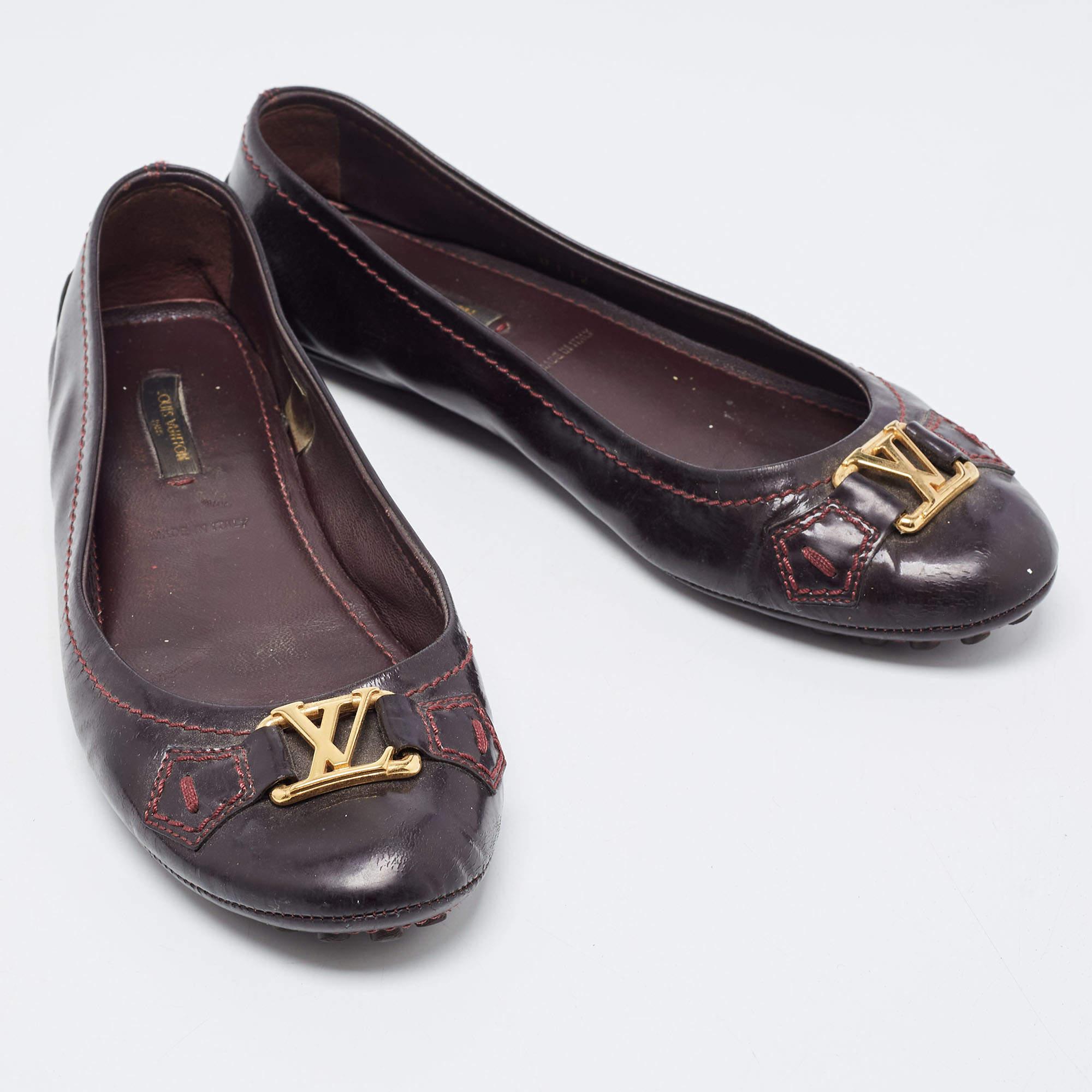Louis Vuitton Burgundy Patent Oxford Loafers Größe 37 im Zustand „Relativ gut“ im Angebot in Dubai, Al Qouz 2