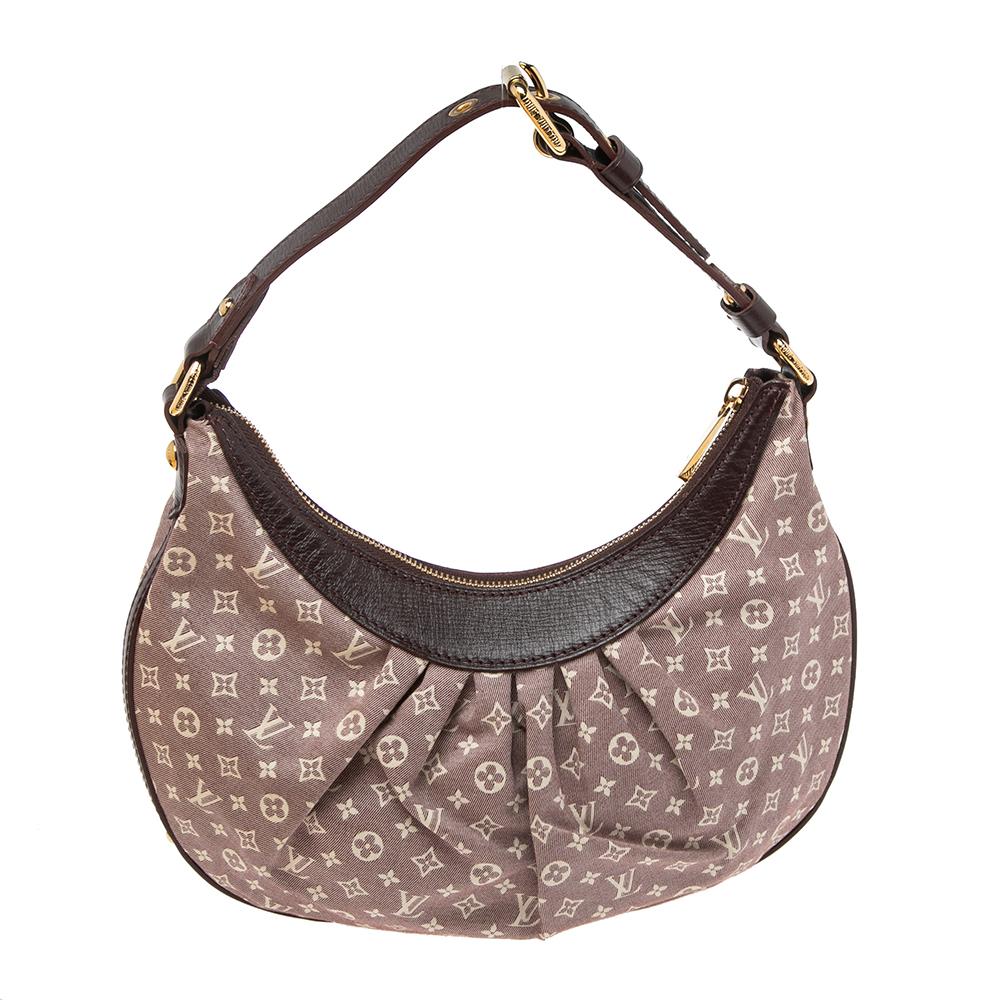 This Monogram Idylle Rhapsodie PM bag by Louis Vuitton is both petite and chic. Made from canvas with leather trims, this hobo features a shoulder strap and gold-tone hardware. It is enclosed with a zip closure. The fabric-lined interior has a patch