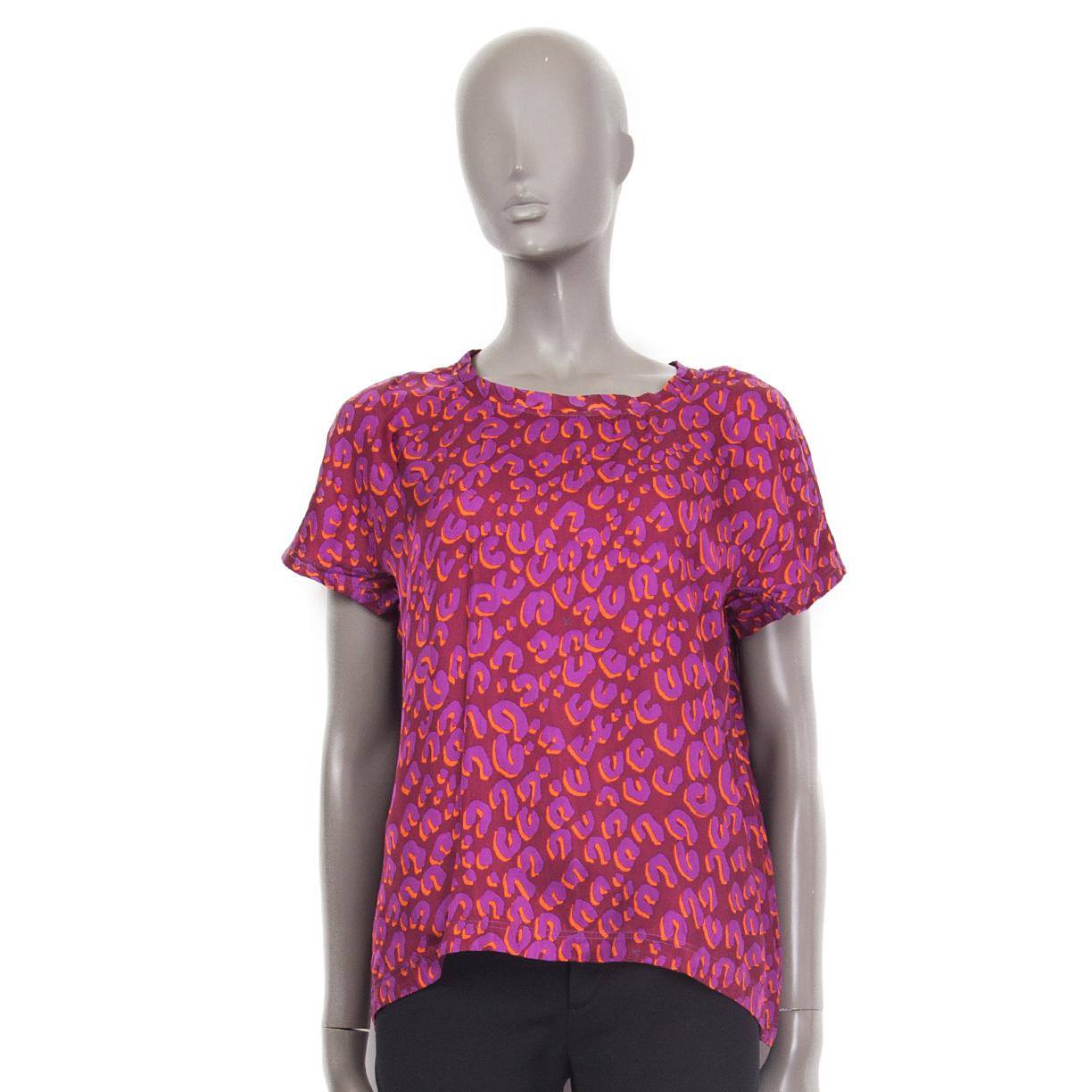 LOUIS VUITTON burgundy pink silk LEOPARD Short Sleeve Blouse Shirt 38 M In Excellent Condition For Sale In Zürich, CH