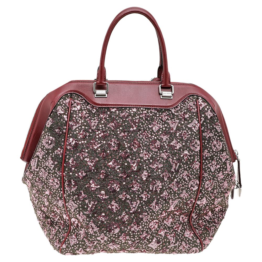 This Sunshine Express North-South bag celebrated a sophisticated twist of the classic Louis Vuitton monogram. Crafted from leather and sequins, it flaunts the lovely Monogram pattern and is held with two round handles. The zipper pull leads to a