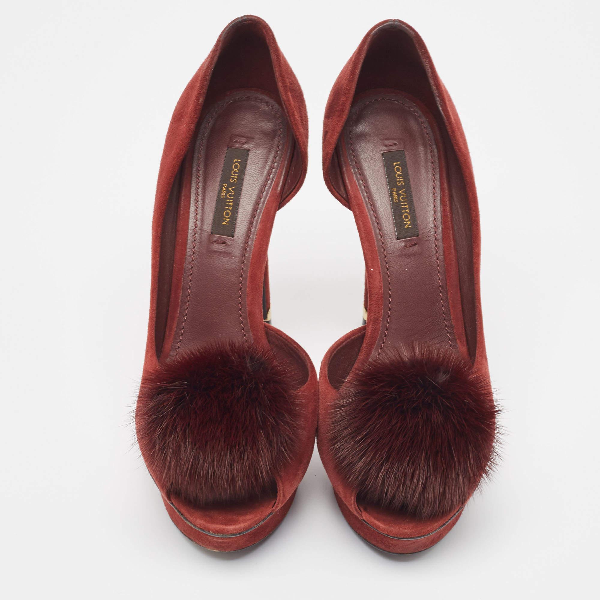 Exhibe un estilo elegante con este par de zapatos de salón. Estos elegantes zapatos están fabricados con materiales de calidad. Llevan suelas duraderas y tacones elegantes.

Incluye
Funda guardapolvo original