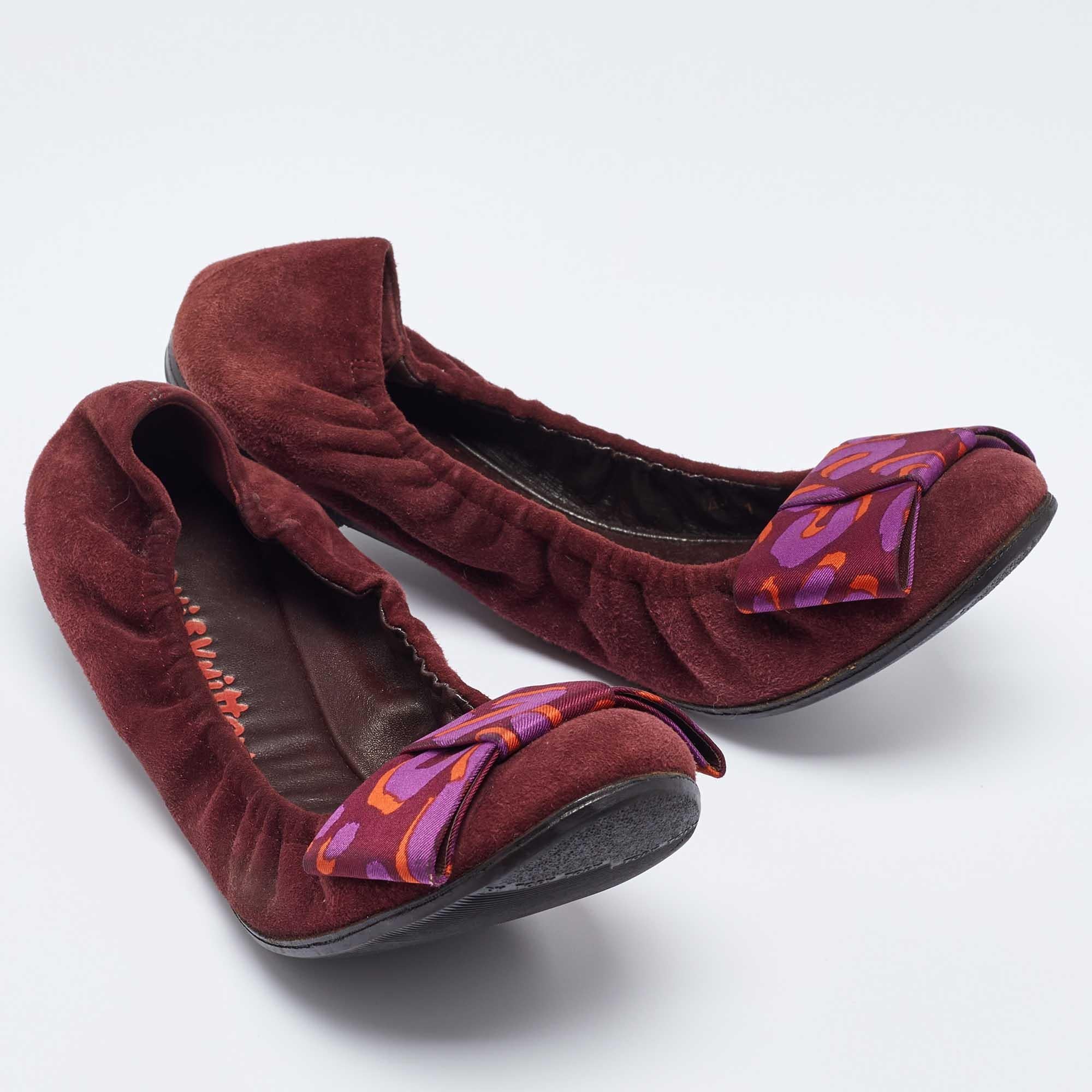 Bailarinas con lazo de ante burdeos Louis Vuitton talla 39 en Bastante bueno estado para la venta en Dubai, Al Qouz 2