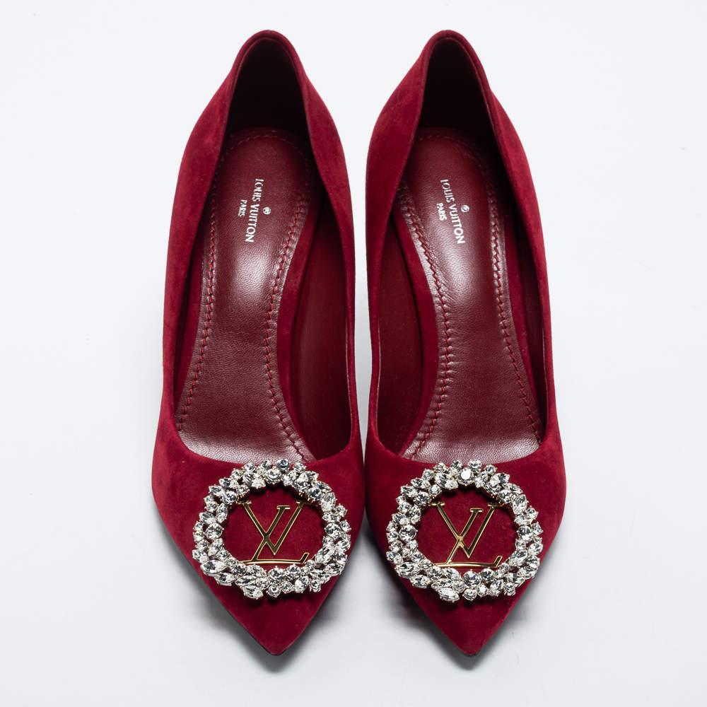 Designed for fashion queens like you, these Louis Vuitton pumps are crafted from suede and are absolutely gorgeous! They come flaunting pointed toes, slender heels, and sturdy soles.

Includes: Original Dustbag, Original Box, Extra Heel Tips

