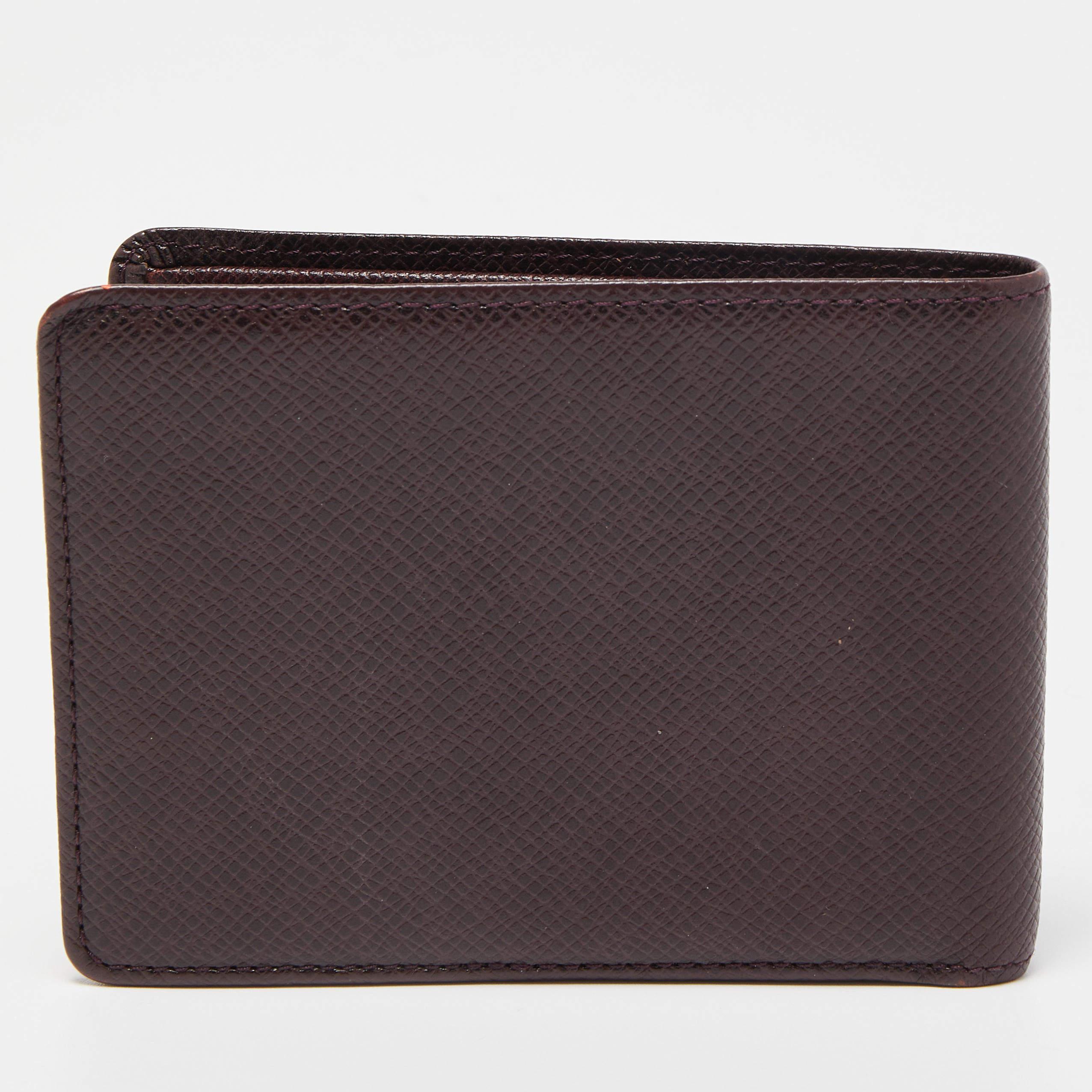 Louis Vuitton Burgunderfarbene Taiga Leder-Brieftasche zum Umklappen im Angebot 7