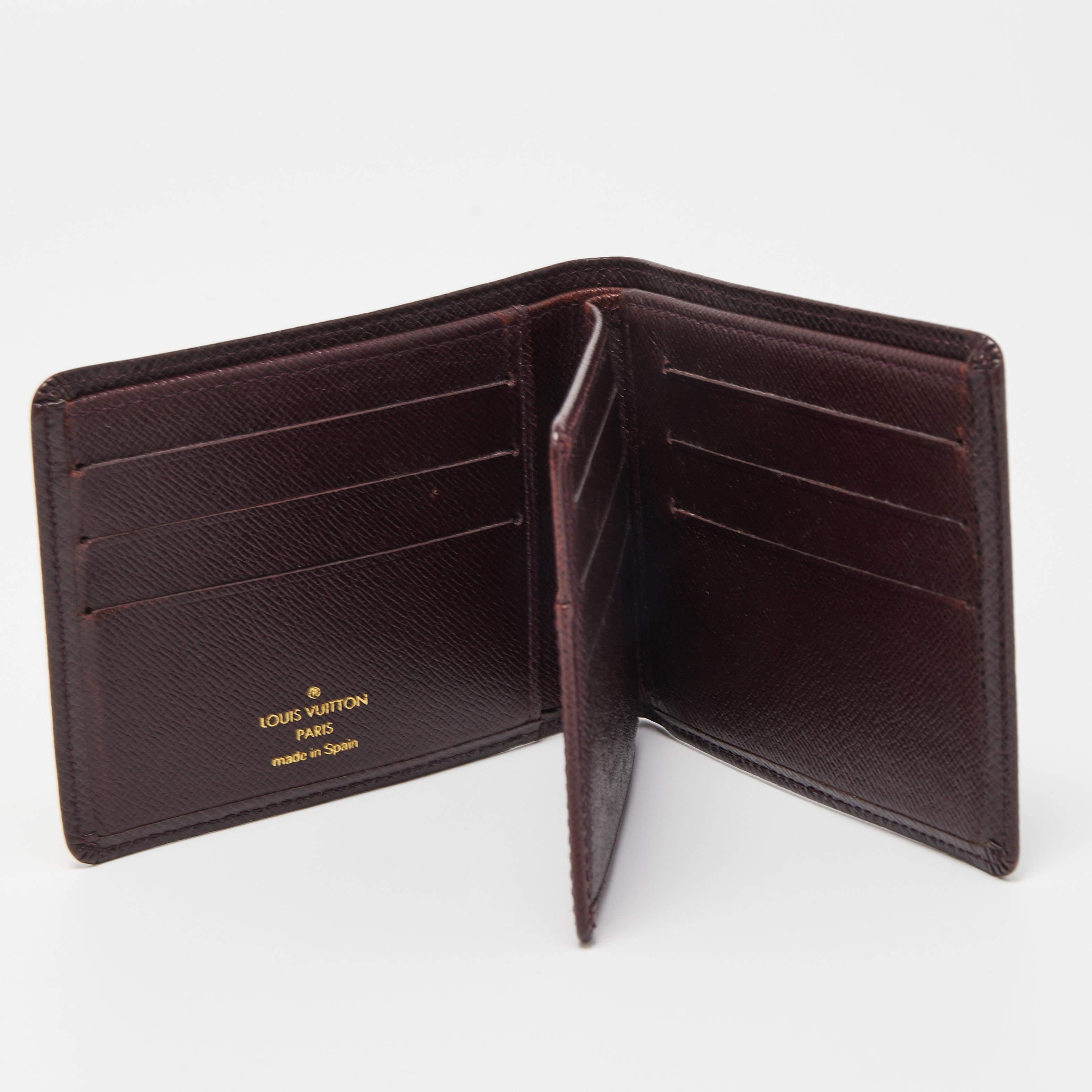 Louis Vuitton Burgunderfarbene Taiga Leder-Brieftasche zum Umklappen im Zustand „Gut“ im Angebot in Dubai, Al Qouz 2
