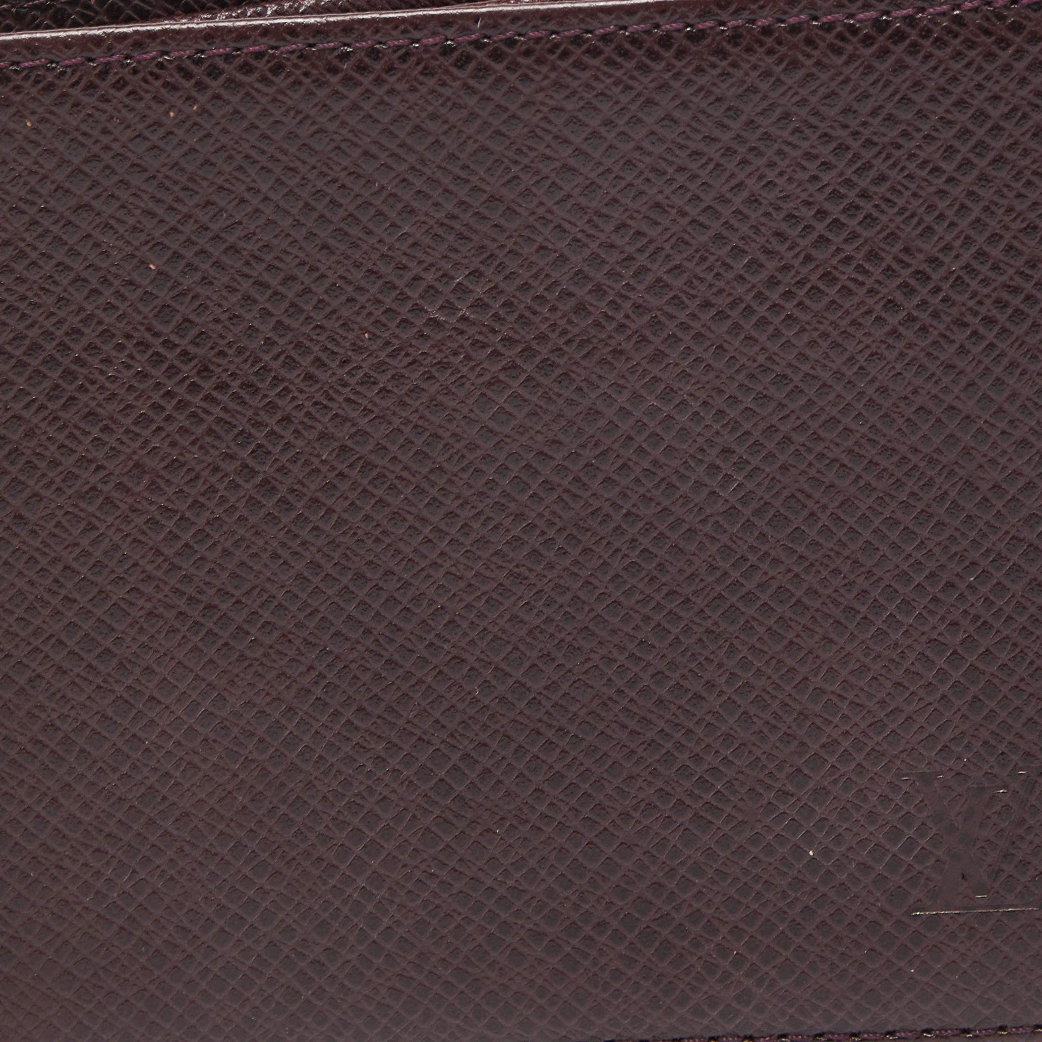 Louis Vuitton Burgunderfarbene Taiga Leder-Brieftasche zum Umklappen im Angebot 1