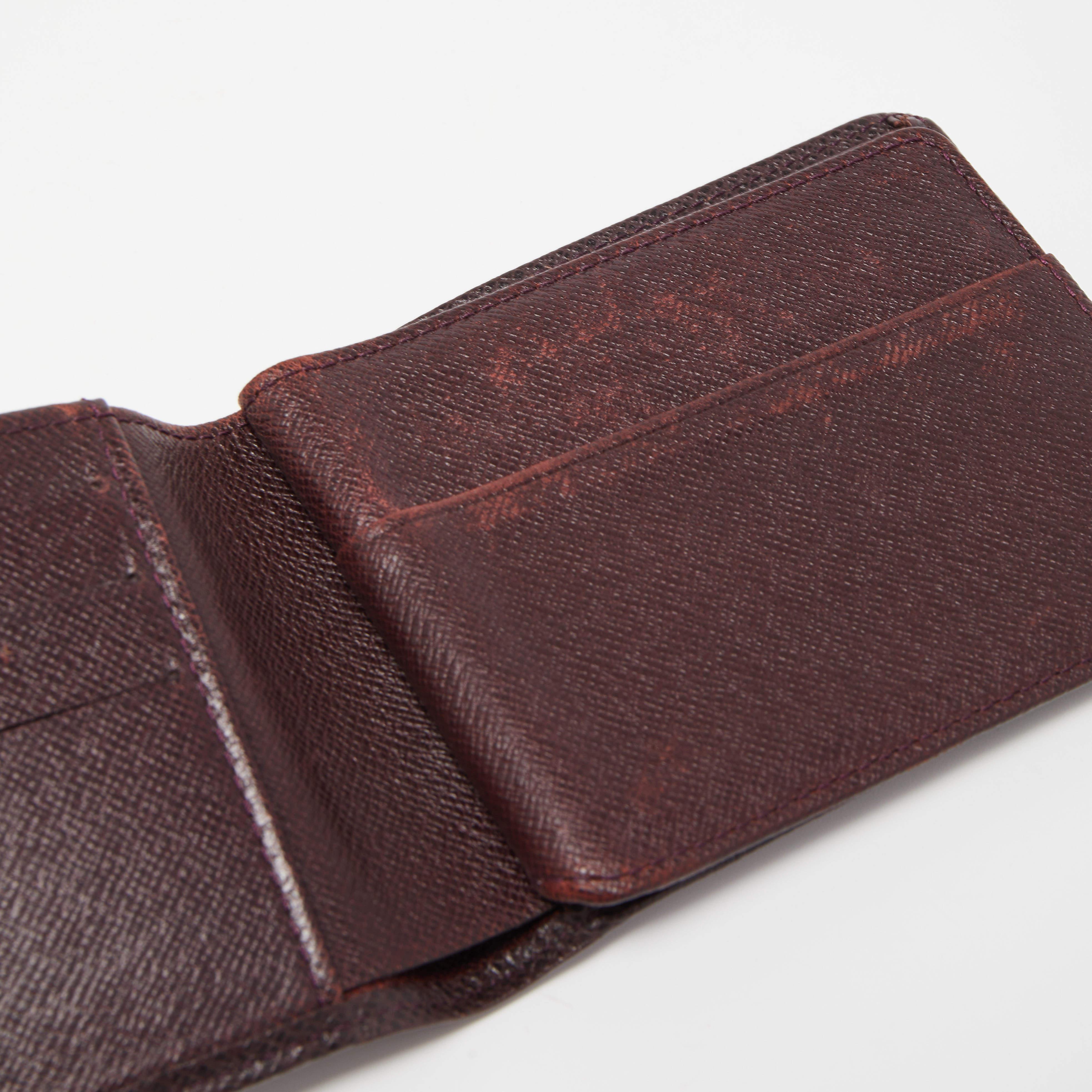 Louis Vuitton Burgunderfarbene Taiga Leder-Brieftasche zum Umklappen im Angebot 2