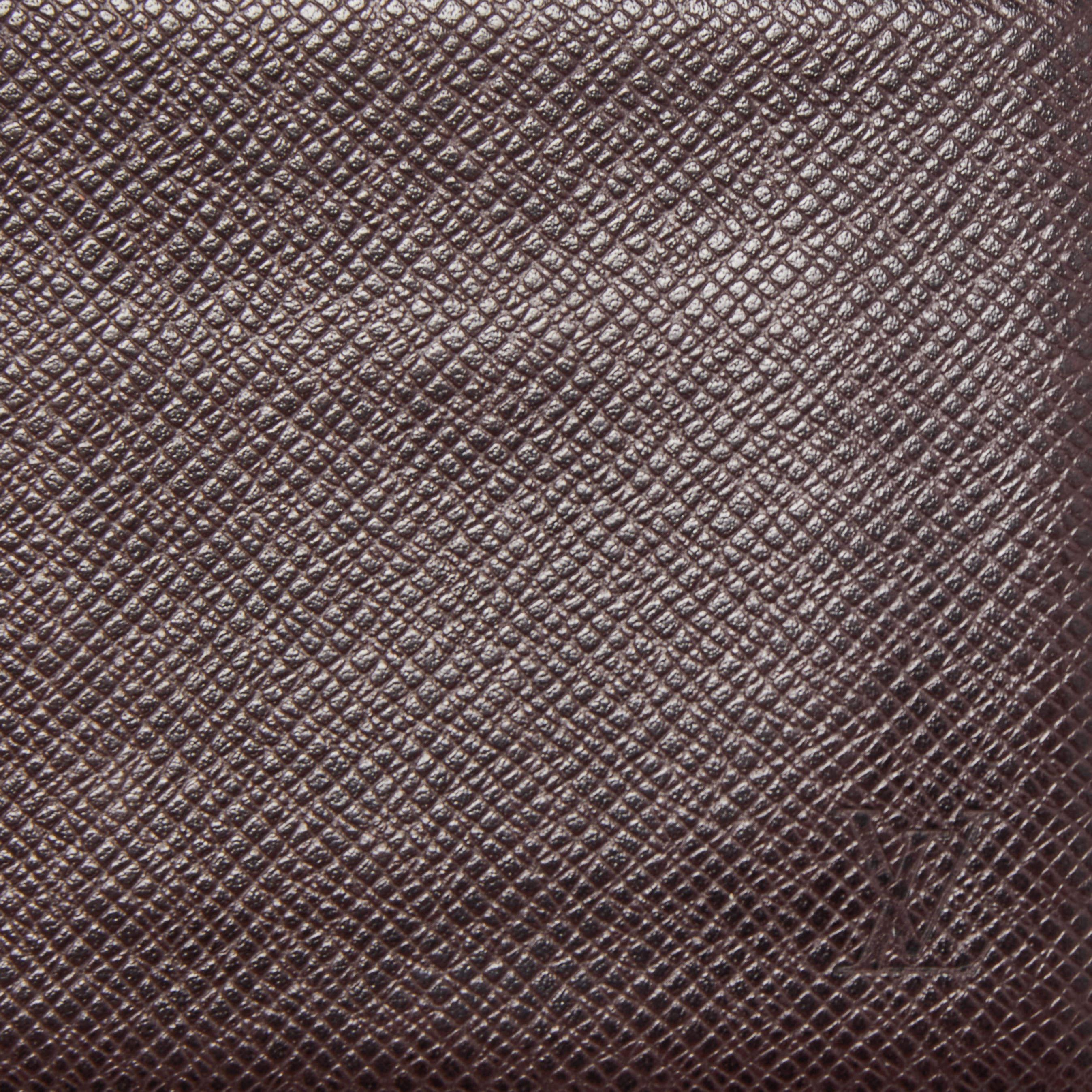 Louis Vuitton Burgunderfarbene Taiga Leder-Brieftasche zum Umklappen im Angebot 4