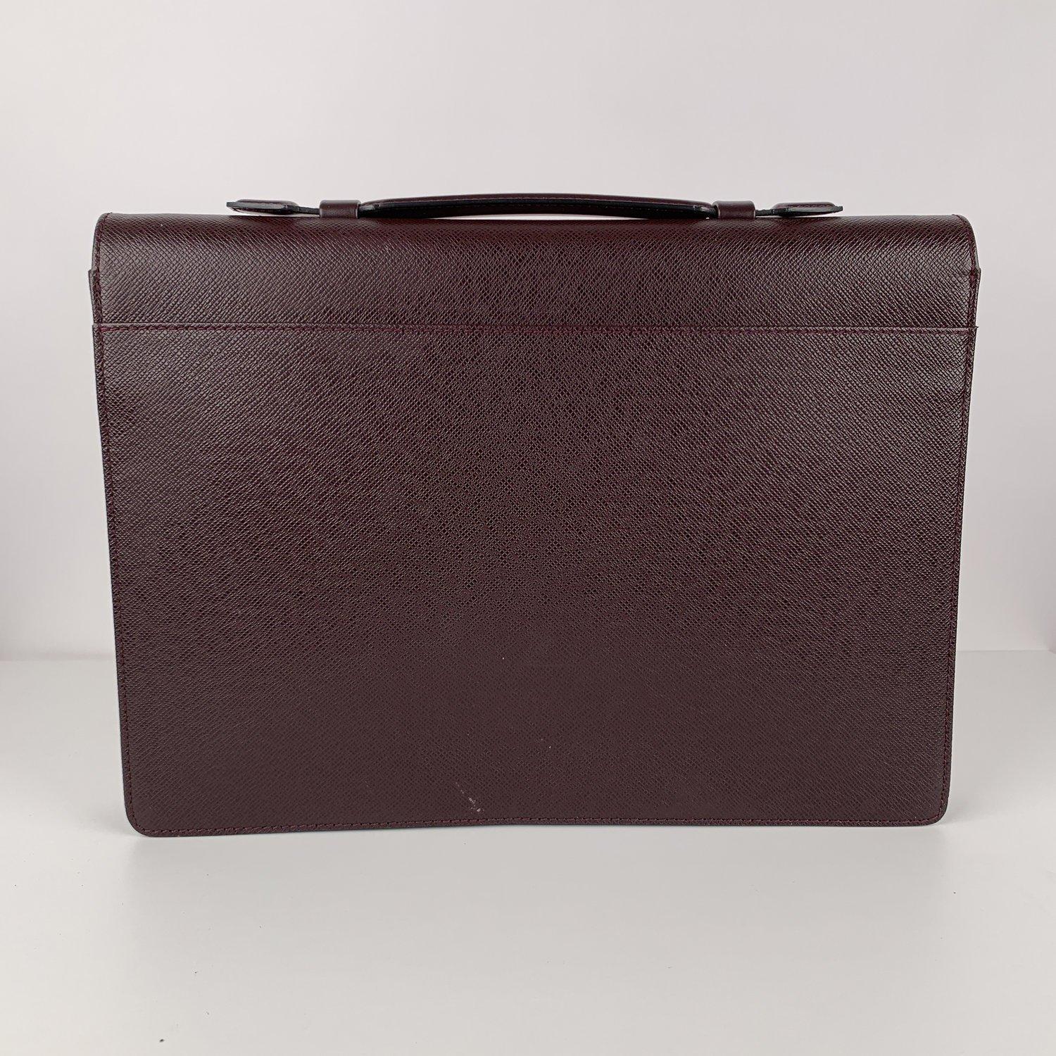 MATERIAL: Leather COLOR: Burgundy MODEL: Breifcase GENDER: Women, Men SIZE: Large Condition CONDITION DETAILS: A :EXCELLENT CONDITION - Used once or twice. Looks mint. Imperceptible signs of wear may be present due to storage - Minimal scratches on