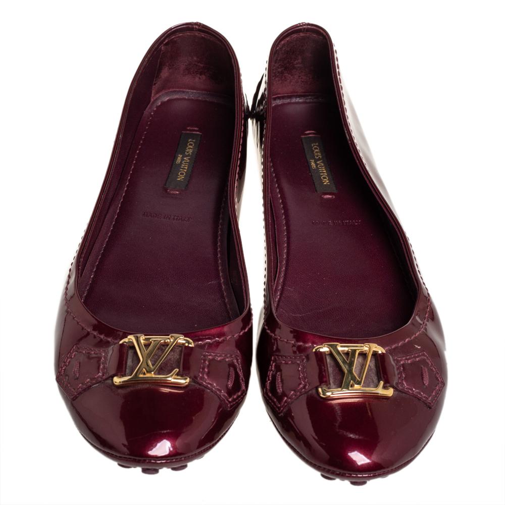 Louis Vuitton's ballet flats are loved by men and women worldwide as they are perfect for everyday wear. These burgundy ballet flats are crafted from Vernis leather into a chic design. They flaunt round toes, LV motifs on the vamps, comfortable