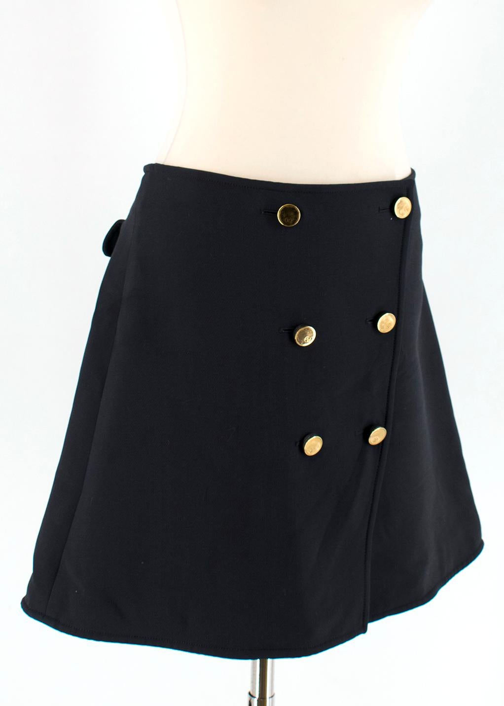 Louis Vuitton front button A-line mini skirt

lining 50% viscose 50% cupro;
double button closure;
six LV golden buttons;
non functional pocket on the back;
Made in Italy 

approx

waist 41 cm
hips 51 cm 
full length 46 cm