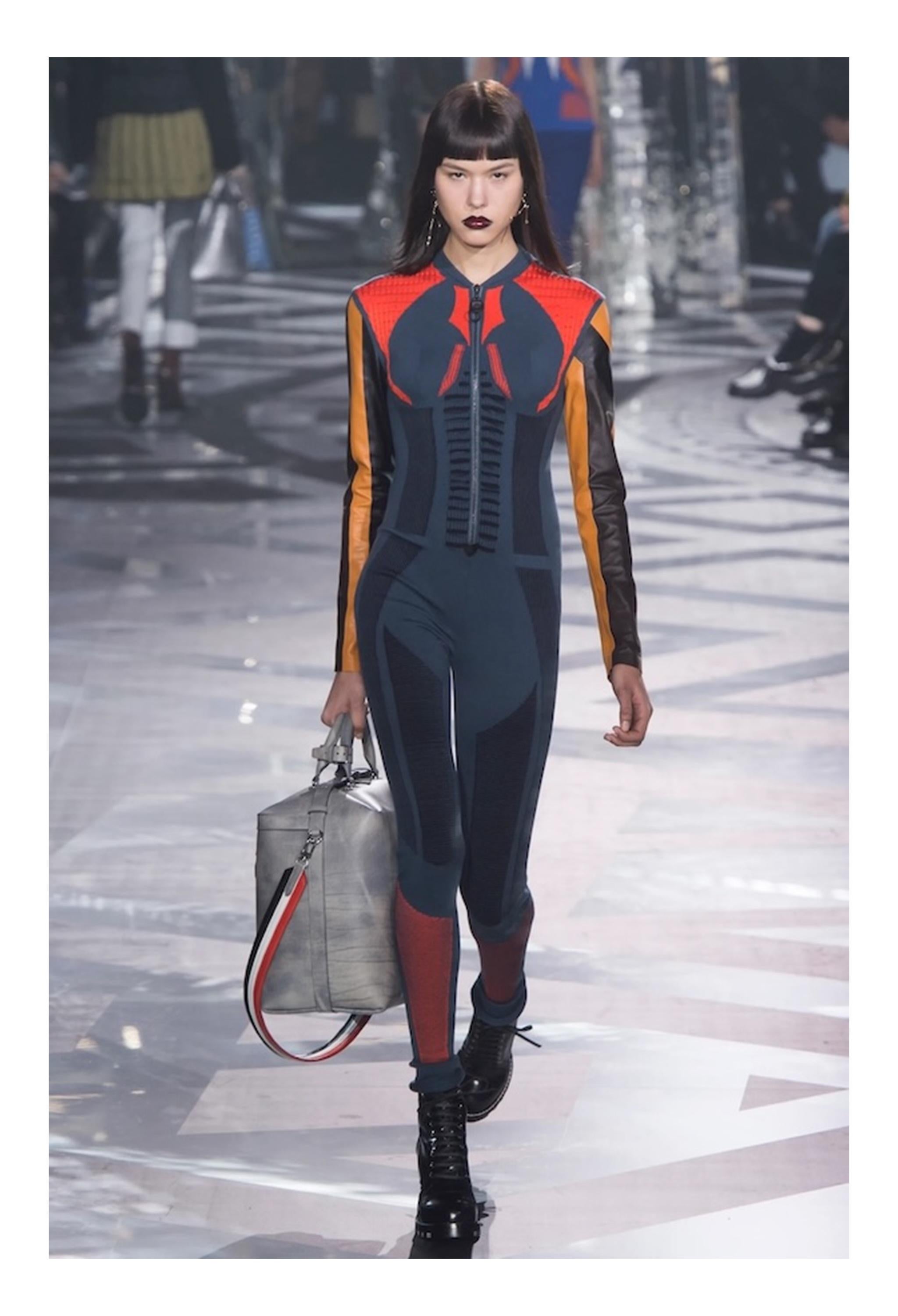 Resurrection Vintage è entusiasta di presentare un ensemble di pantaloni in pelle rossa e crop in maglia multicolore Louis Vuitton della collezione 2016 di Nicholas Ghesquiere. L'ensemble è caratterizzato da un maglione cropped con maniche in pelle,