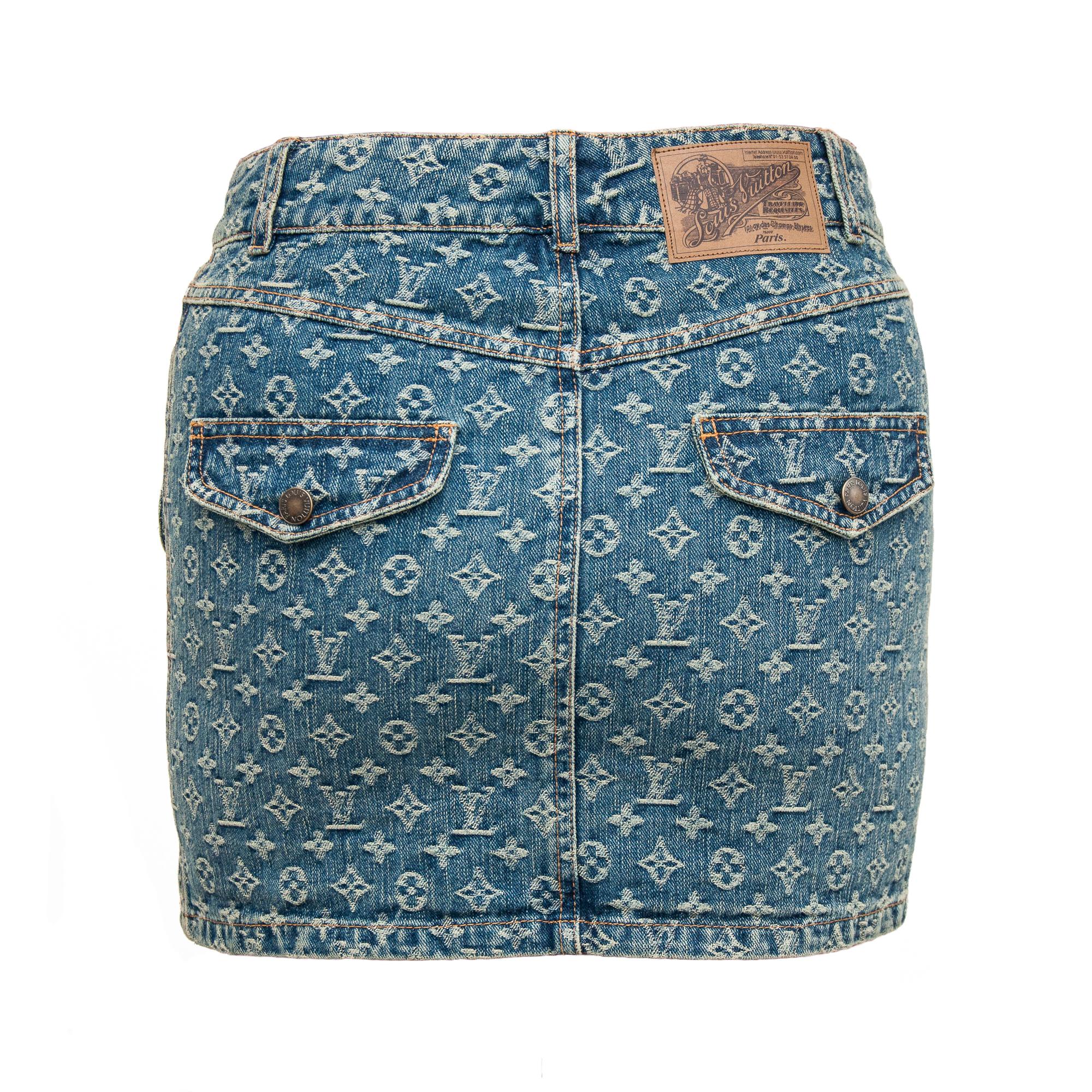 Ruder Than The Rest présente : La jupe en denim monogramme Louis Vuitton printemps-été 2005 par Marc Jacobs.

Rare itération de la jupe monogramme en denim de 2005 et l'une des meilleures à notre avis.

Poches extérieures de style cargo.

ceinture à