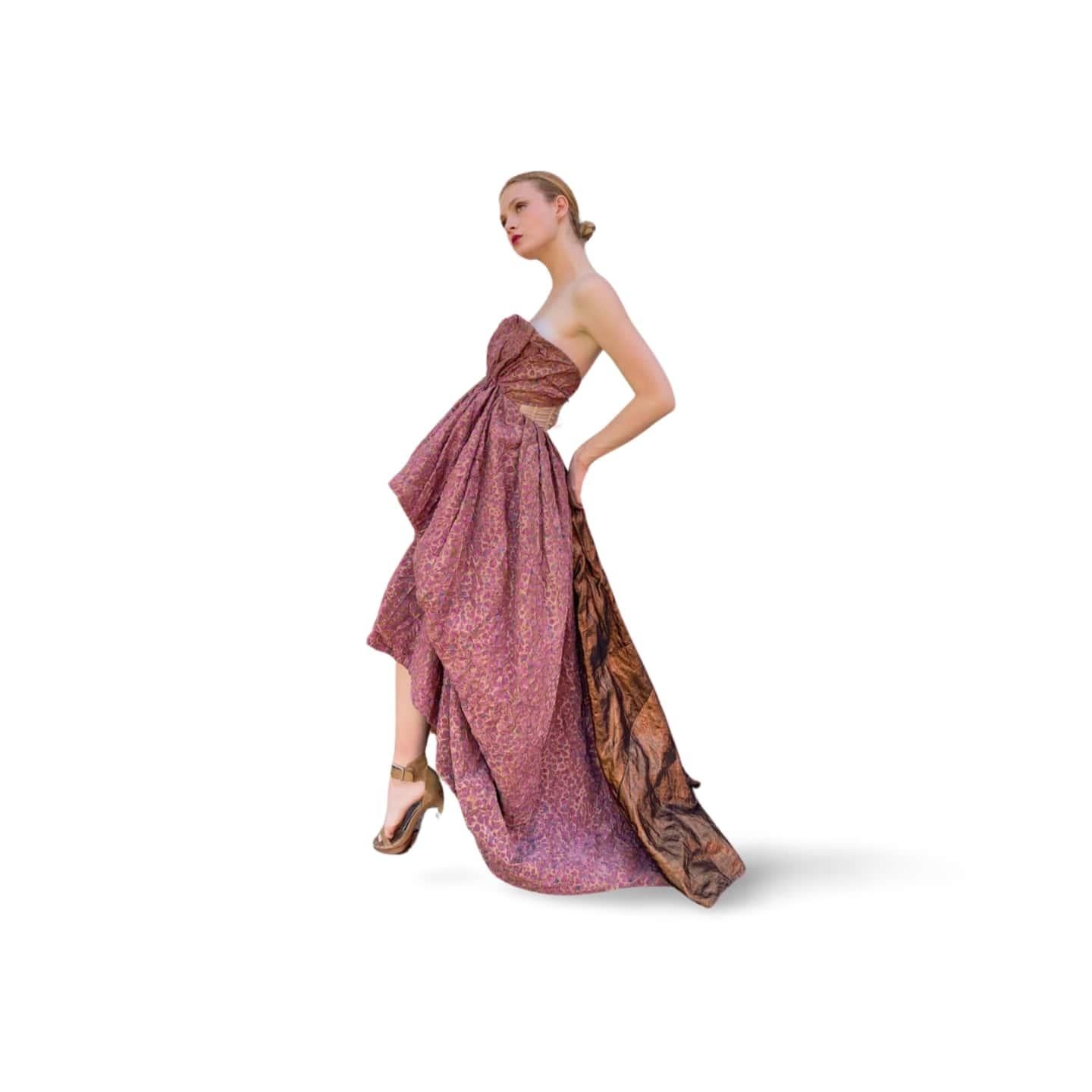 Portée par Eleg MacPherson lors de la finale du défilé Louis Vuitton 2010, cette élégante robe est composée de différents tissus qui font ressortir l'aspect dramatique de la pièce.
Ayez l'air d'une star dans cette robe Louis Vuitton by Marc Jacobs