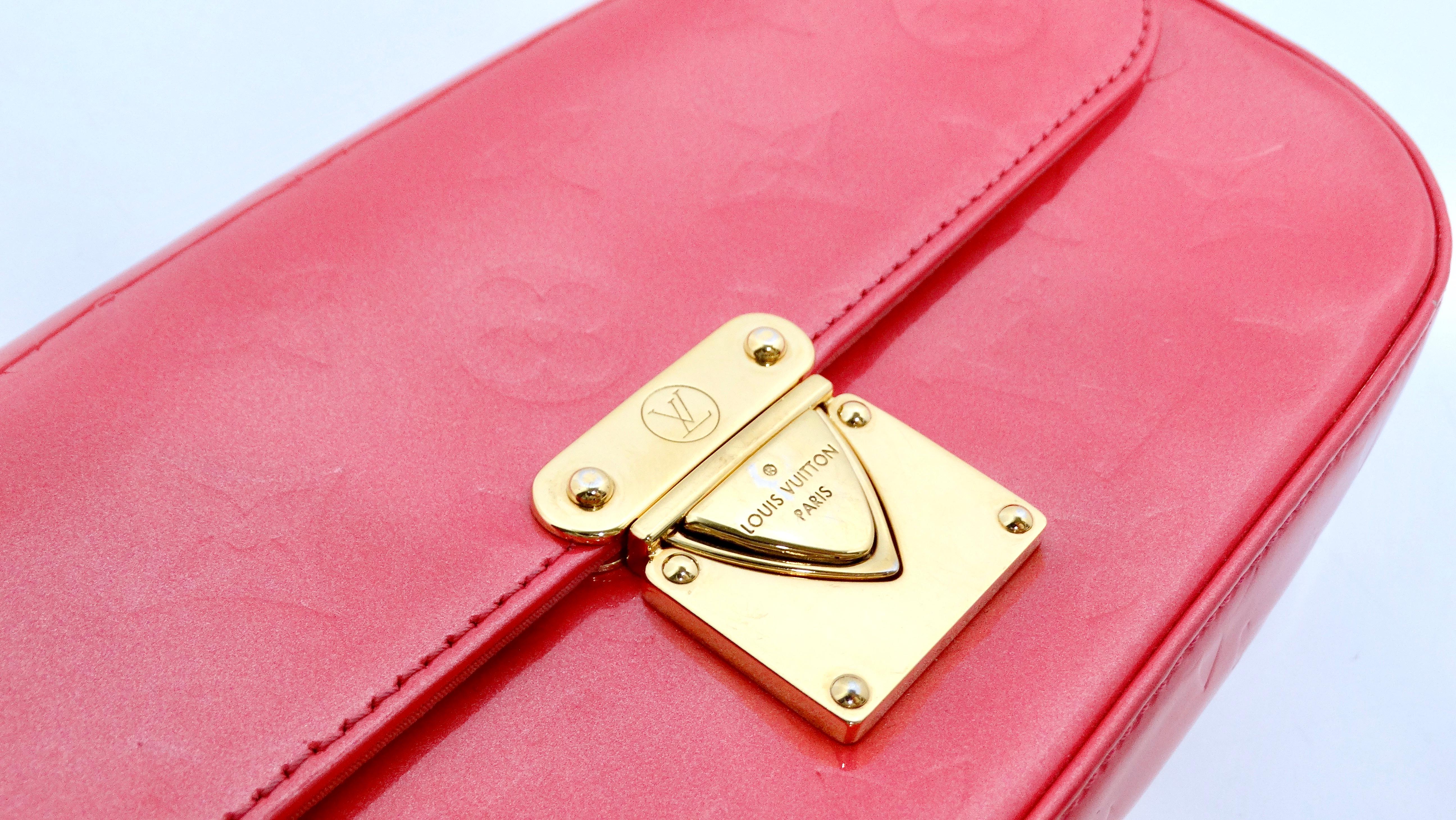 Die Louis Vuitton Y2K Malibu Street Umhängetasche in auffälligem fuchsia-pinkem Lackleder ist ein schickes, auffälliges Accessoire für modebewusste Menschen. Diese strukturierte Umhängetasche im Miniformat besticht durch ihr glänzendes Finish und