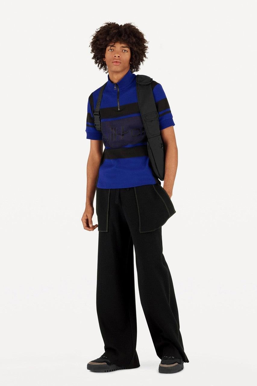 Le pull LOUIS VUITTON by VIRGIL ABLOH Pre-FW19 se décline en coton/polyester bleu et noir et présente un style vélo, un logo en maille, un ourlet côtelé, des poches arrière et une fermeture à demi-zip. Fabriquées en Italie.
Très bien
Etat